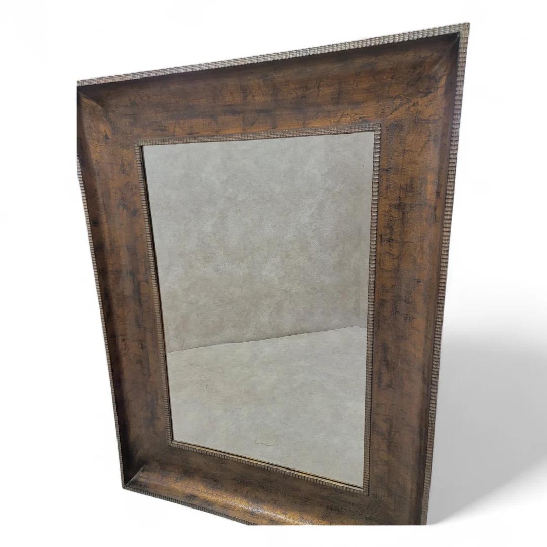 Miroir mural biseauté à encadrement en bois doré, de style Antiquities en vente 1