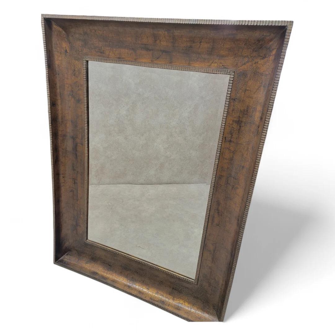 Miroir mural biseauté à encadrement en bois doré, de style Antiquities en vente 2
