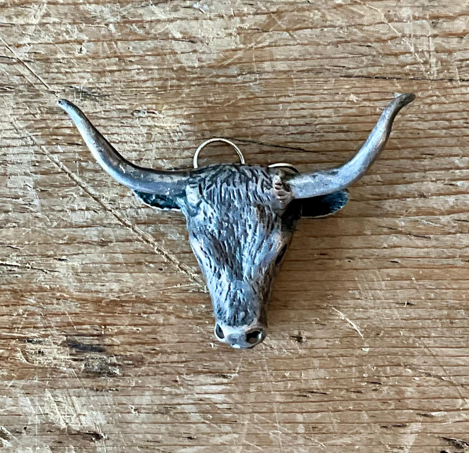 Sfrutta il fascino western senza tempo con questo straordinario ciondolo a forma di testa di cervo in argento anticato vintage. Realizzato con dettagli intricati, il ciondolo mostra un audace disegno a testa di cervo che simboleggia forza,