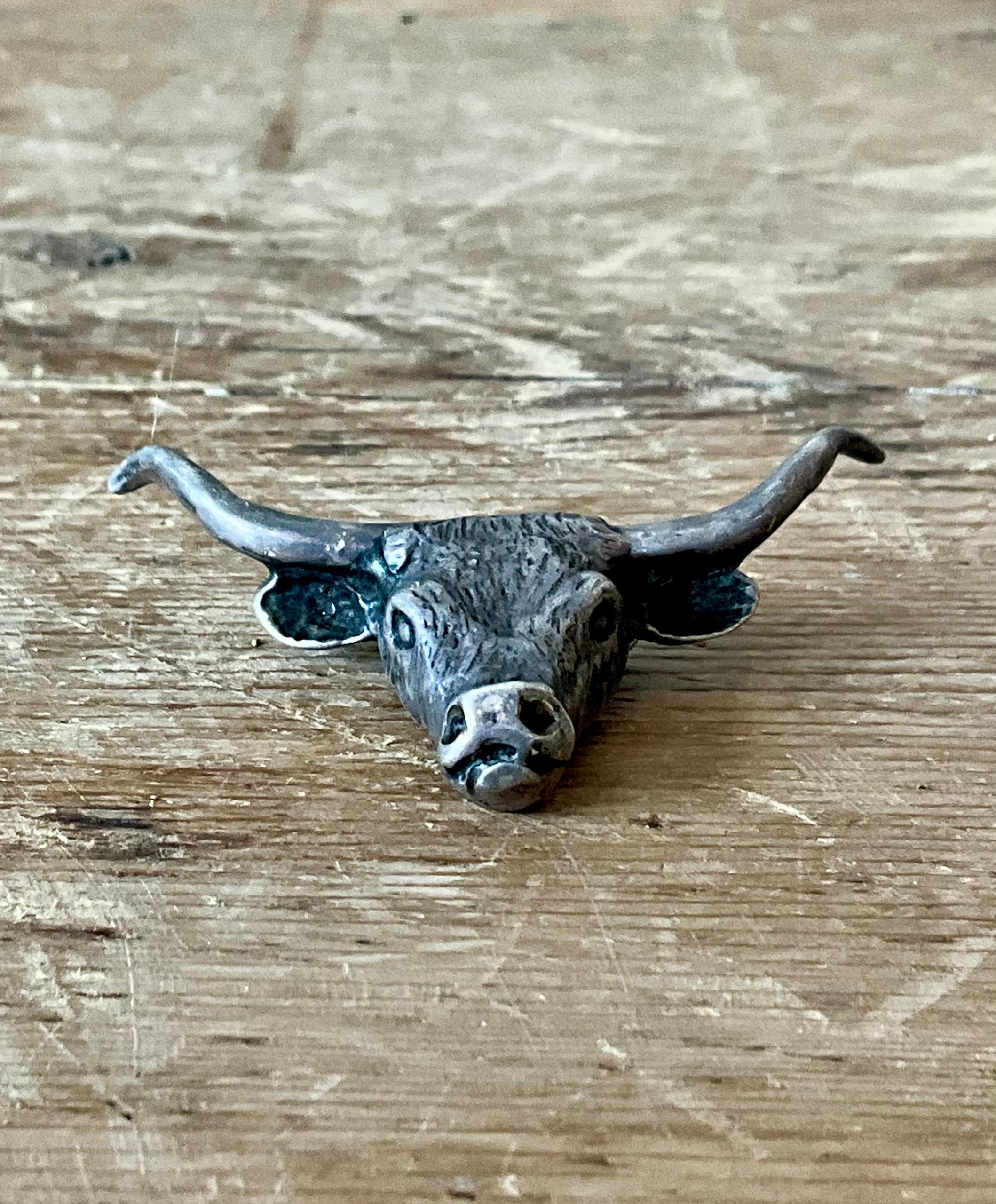 Ciondolo a forma di testa di cervo in argento anticato vintage In condizioni buone in vendita a West Palm Beach, FL