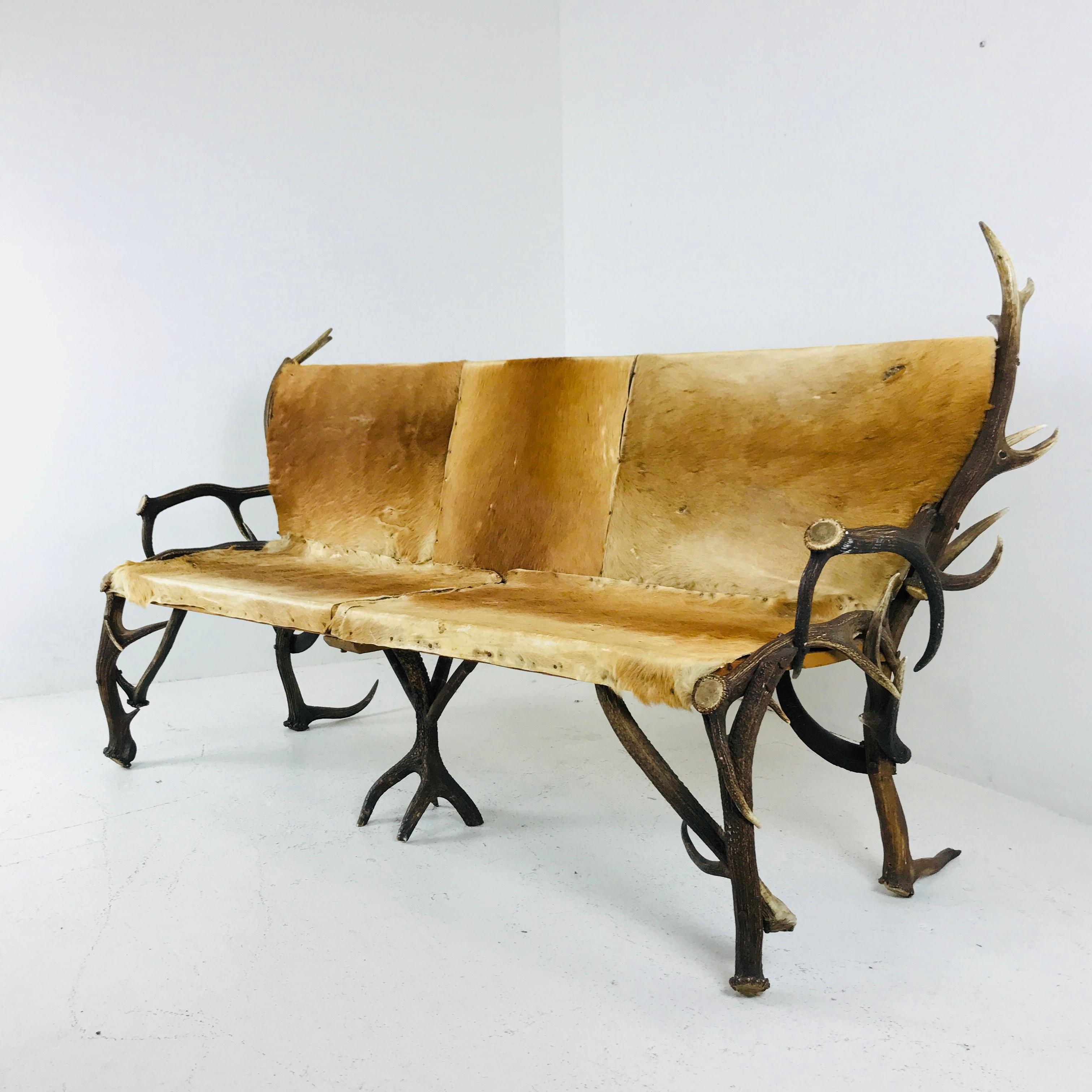 Vintage antler and hide bench. Bench is in good found vintage condition with wear from use an age. Can be used as-is for a rustic vibe and feel.

Contact for more information on condition.

Dimensions:
70.5 wide x 25