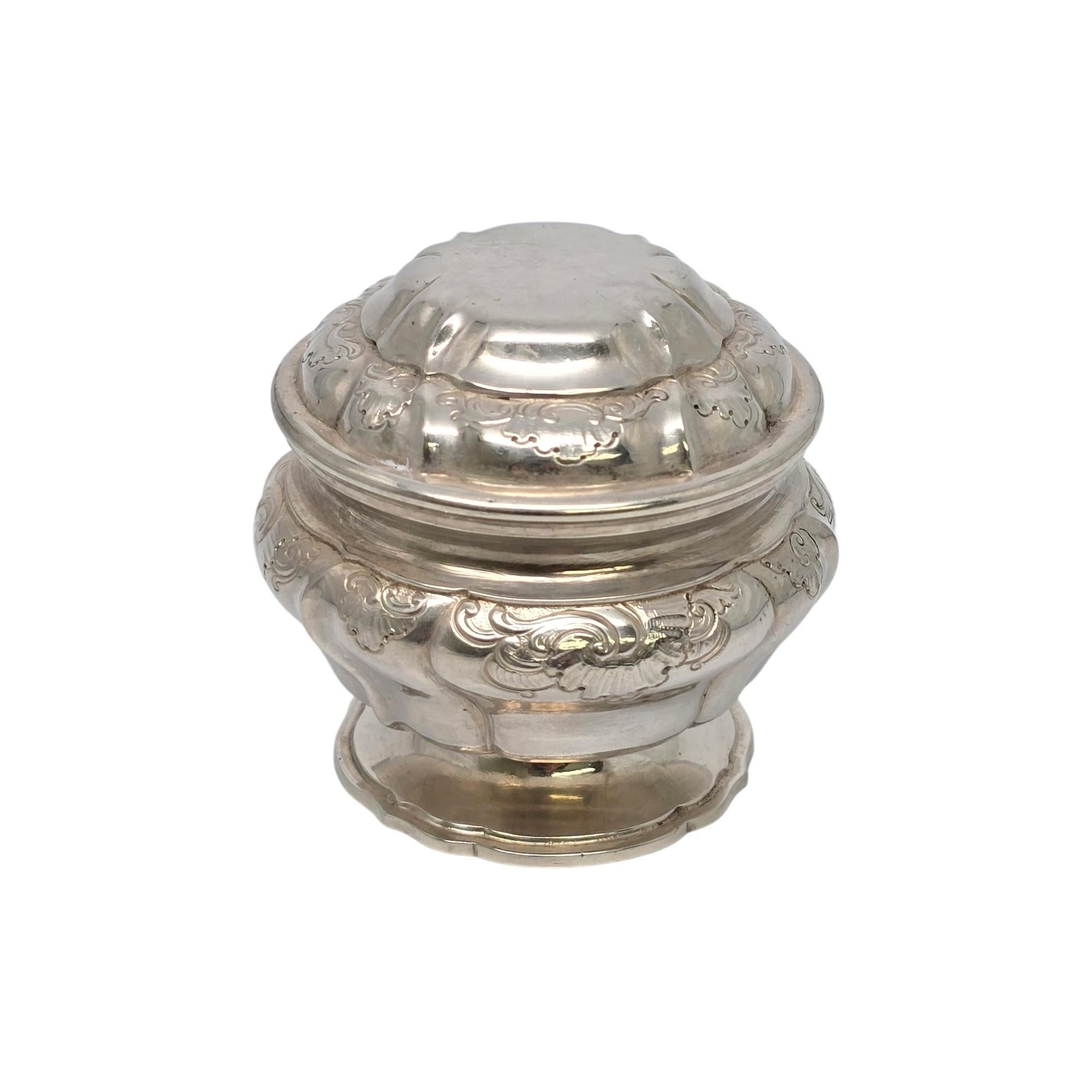 Ciotola con coperchio in argento sterling vintage di Anton Michelsen, Danimarca, 1929 circa.

Una scatola rotonda con coperchio splendidamente decorata dell'argentiere danese Anton Michelsen. Adornato con disegni a spirale su tutto il perimetro del