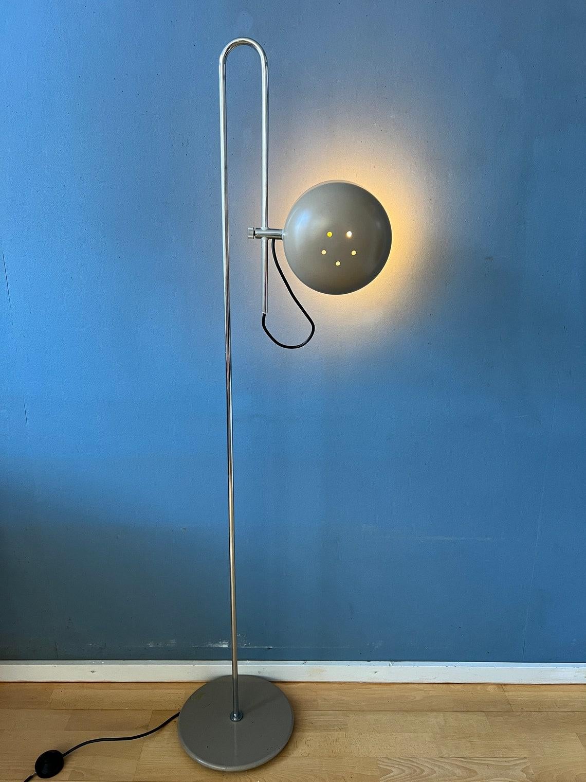 Very rare flexible taupe-like floor lamp. The shade can move up and down the pole. Also the shade itself can be adjusted. The lamp requires two E26/27 lightbulbs and currently has an EU-plug (easily used outside EU with plug-converter).

Additional