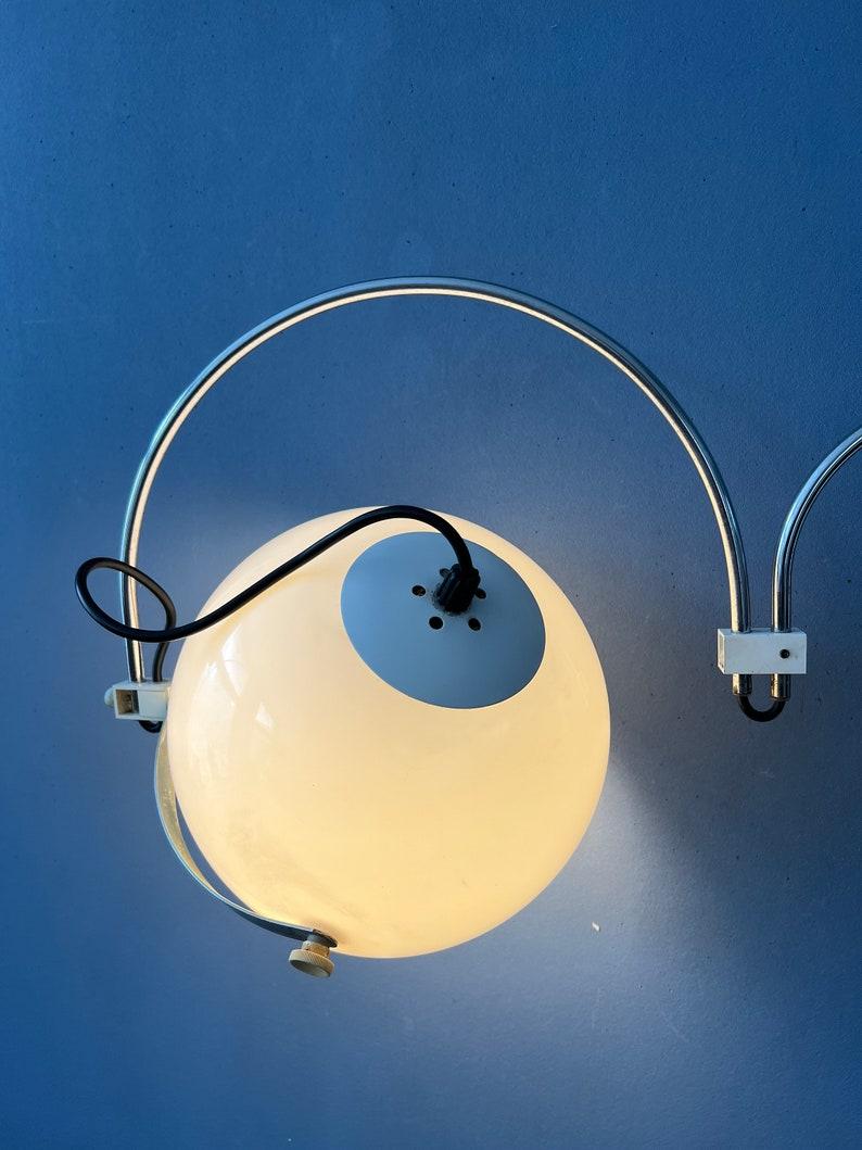 Lampe murale unique en son genre, à double arc, de type champignon de l'ère spatiale, par la société néerlandaise Anvia. L'abat-jour champignon en plexiglas blanc produit une lumière chaude et accueillante. La lampe dispose d'un petit et d'un grand