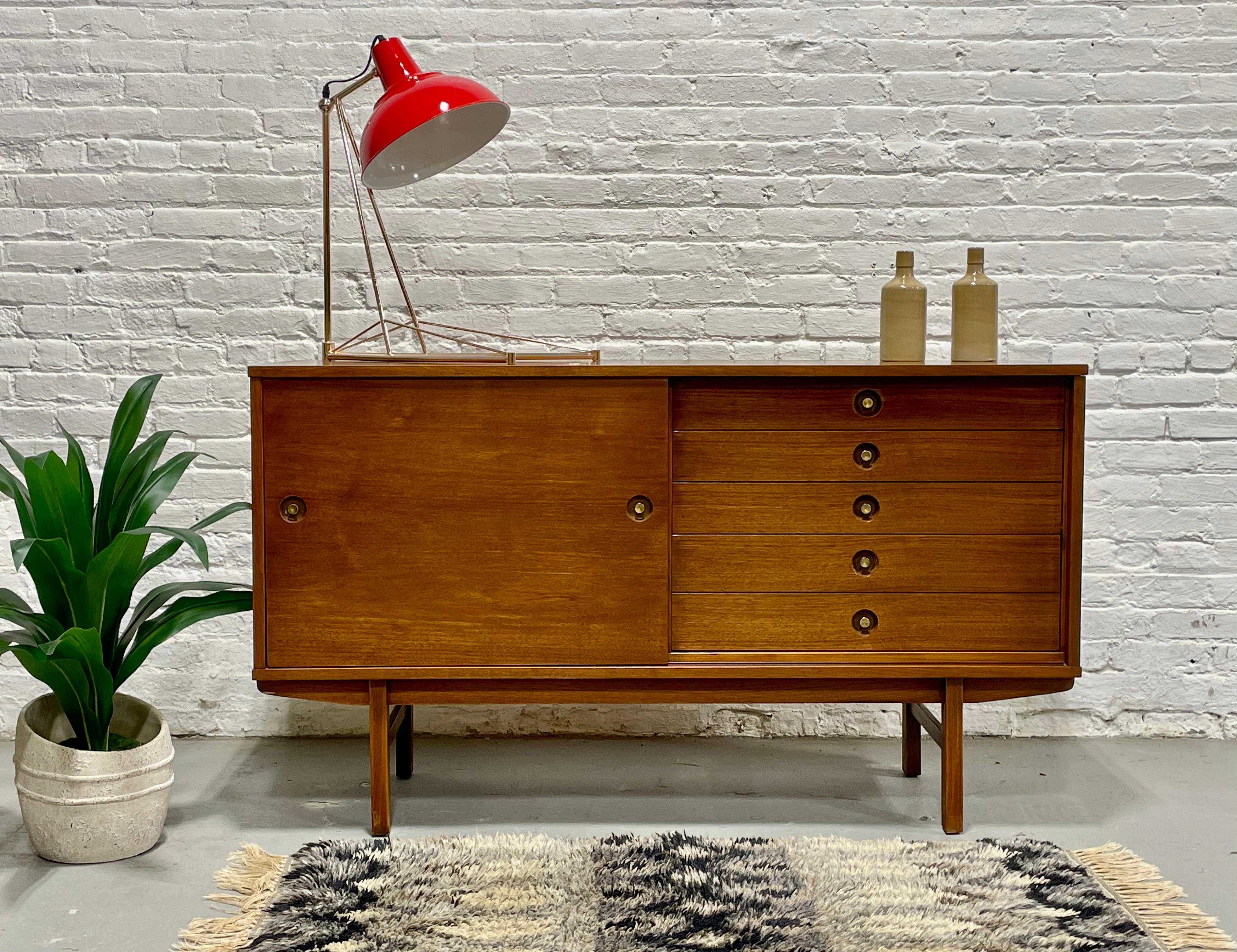 VINTAGE CREDENZA MODERNA DE MEDIO SIGLO, c. 1960 Moderno de mediados de siglo en venta