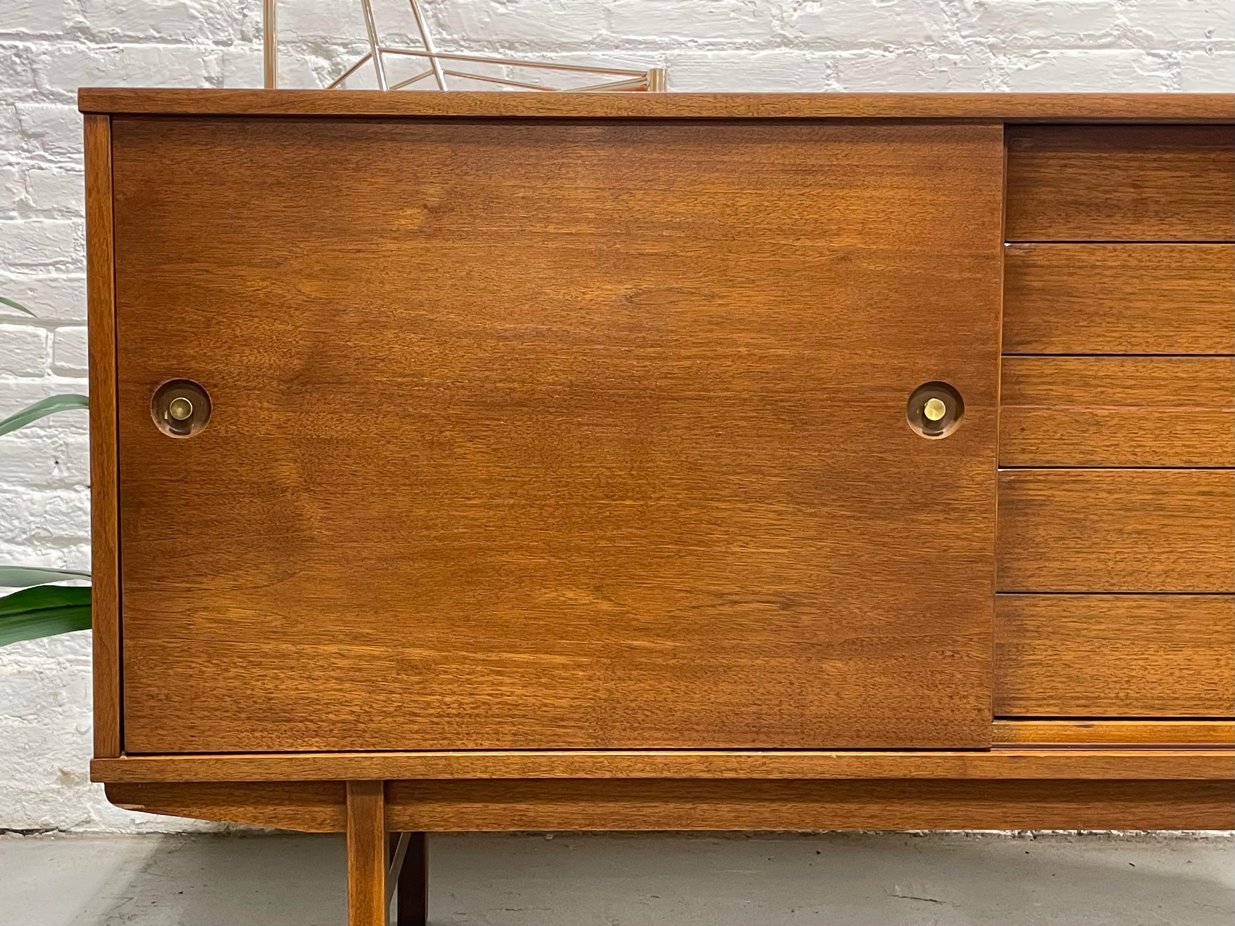VINTAGE CREDENZA MODERNA DE MEDIO SIGLO, c. 1960 en Bueno estado para la venta en Weehawken, NJ