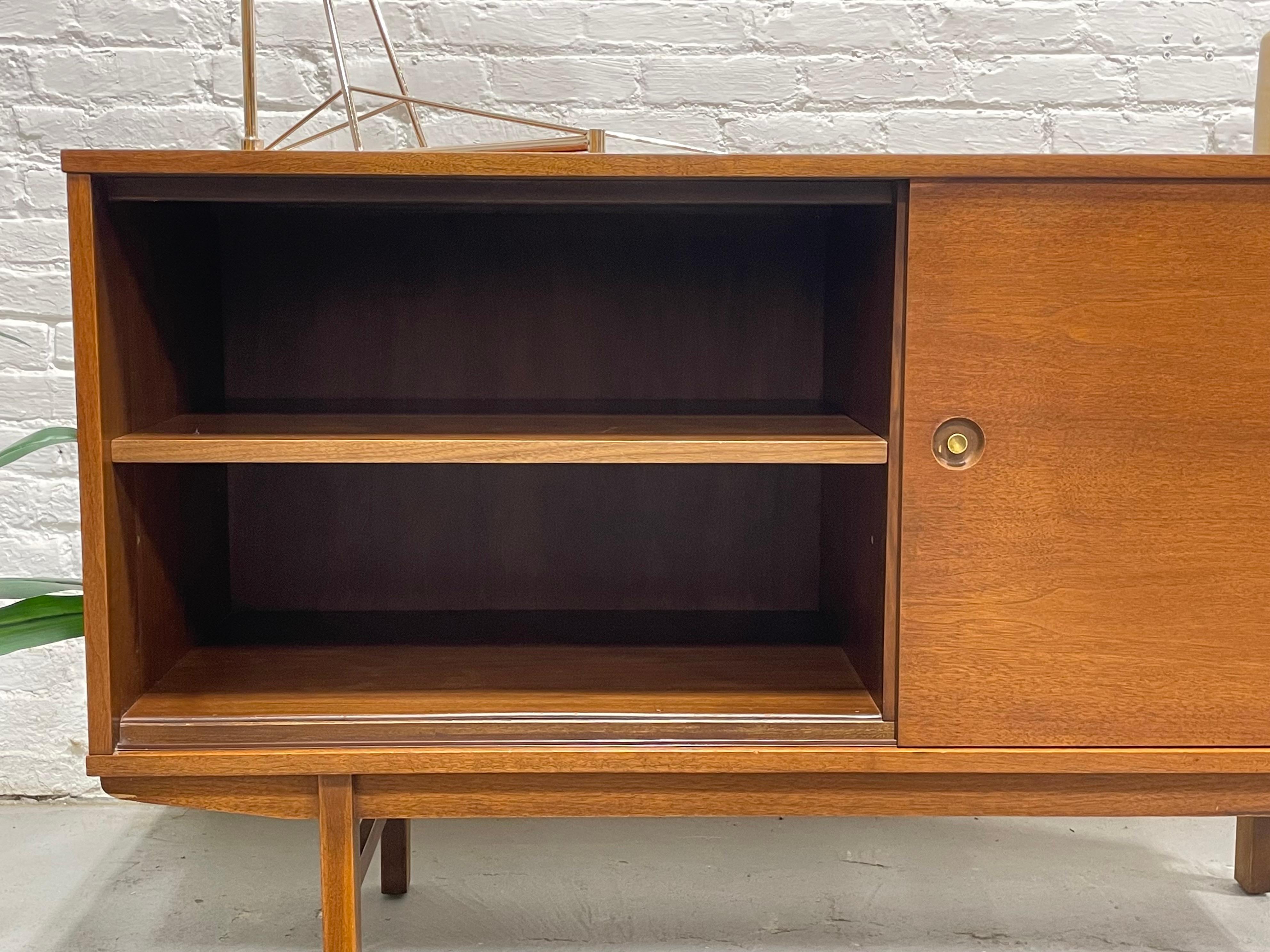 VINTAGE CREDENZA MODERNA DE MEDIO SIGLO, c. 1960 en venta 2