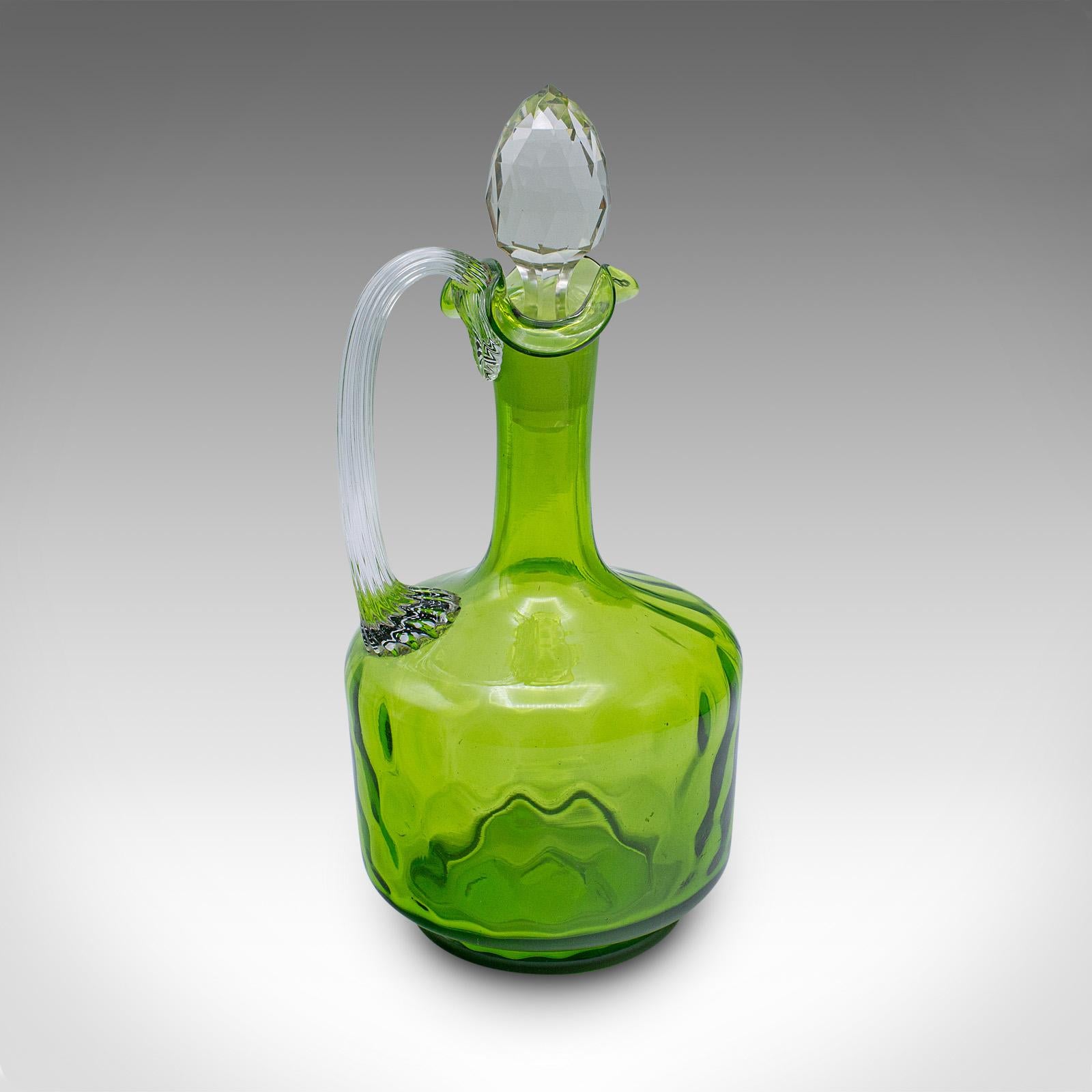 
Il s'agit d'un service à apéritif vintage. Service anglais d'aiguières et de verres en verre, datant de l'Art déco, vers 1930.

Ce set de service distinctif se distingue par ses teintes vertes qui attirent le regard
Présentant une patine vieillie