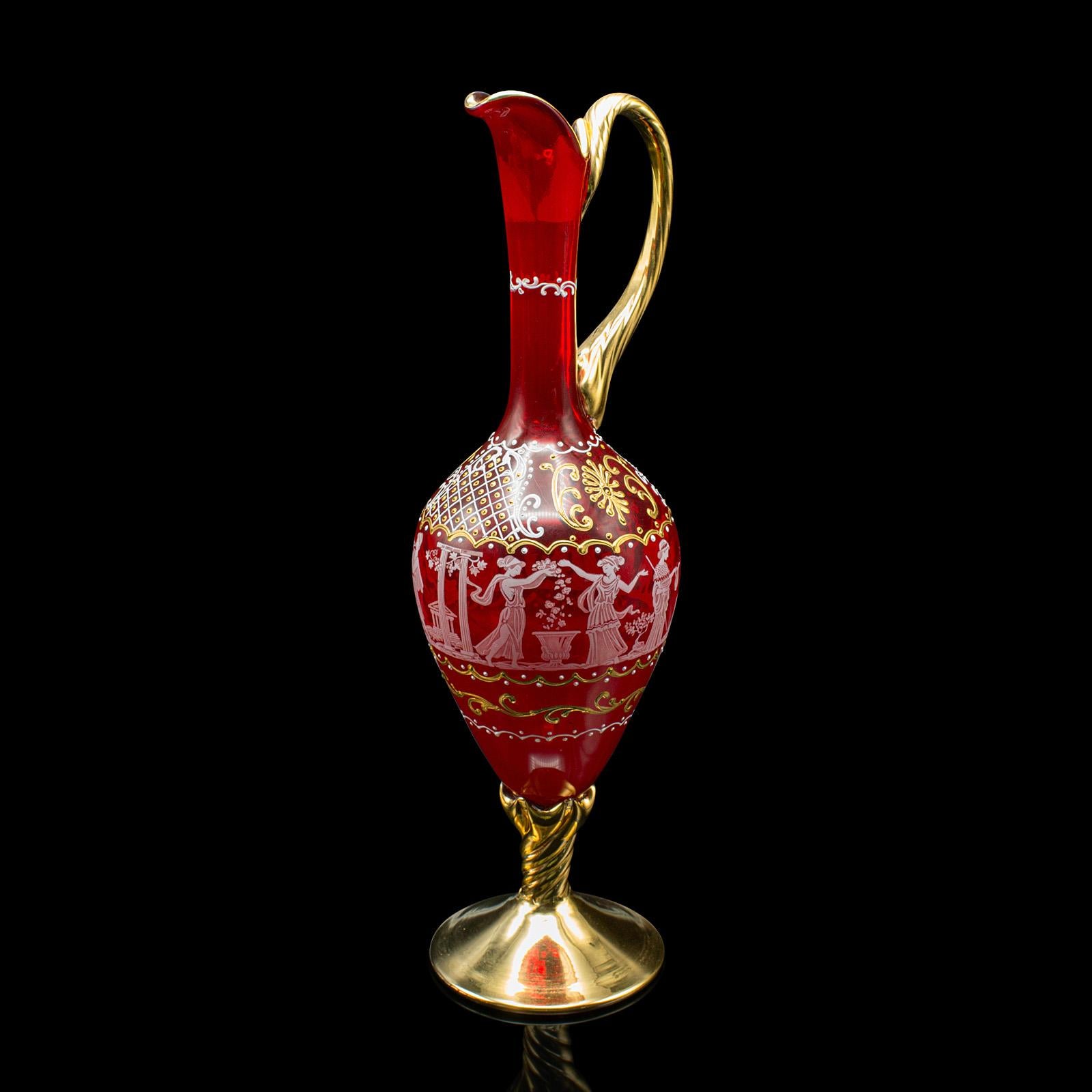 
Il s'agit d'un service à apéritif vintage. Service italien d'aiguières et de verres en verre d'art, datant de la fin du XXe siècle, vers 1970.

Des couleurs éclatantes et une finition décorative pour ce charmant ensemble italien
Présentant une