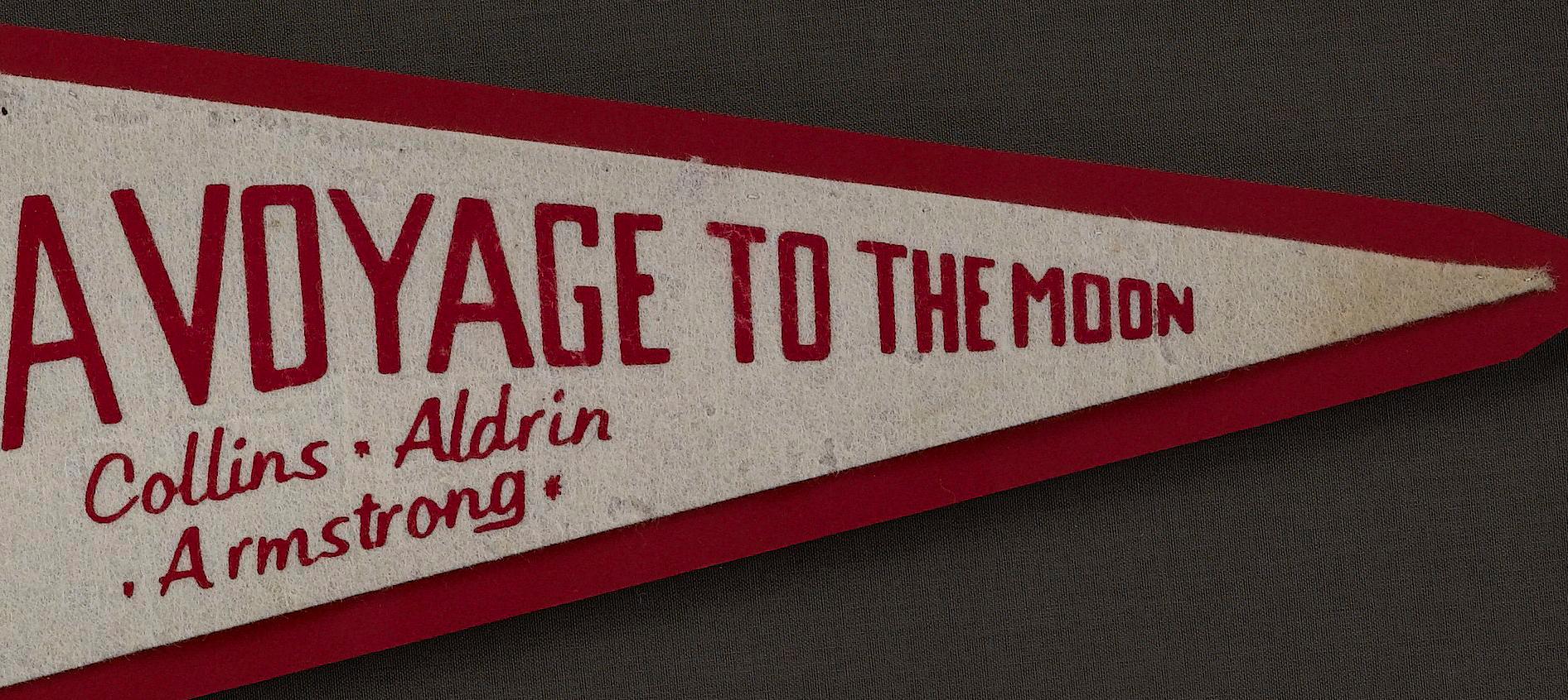 Vintage Apollo 11 „Voyage to the Moon“ Pennant, 1969 (amerikanisch) im Angebot