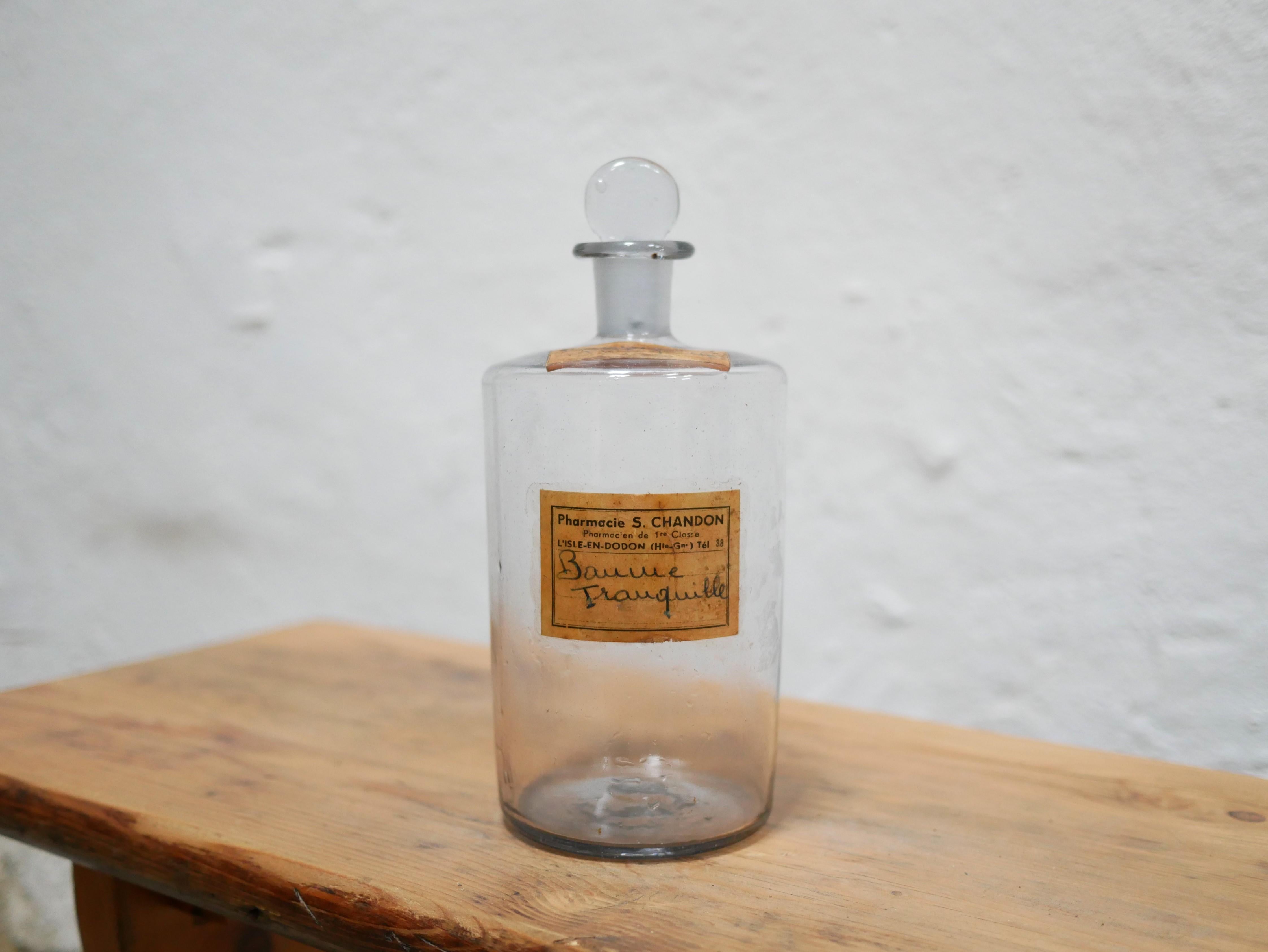 Apothekerflasche aus transparentem geblasenem Glas aus den 1920er Jahren.

Seine Retroform verleiht ihm viel Eleganz und Charakter.
Dekoratives Objekt im Badezimmer, auf den Regalen der Küche, des Wohnzimmers oder denen des Zimmers, die Flaschen der