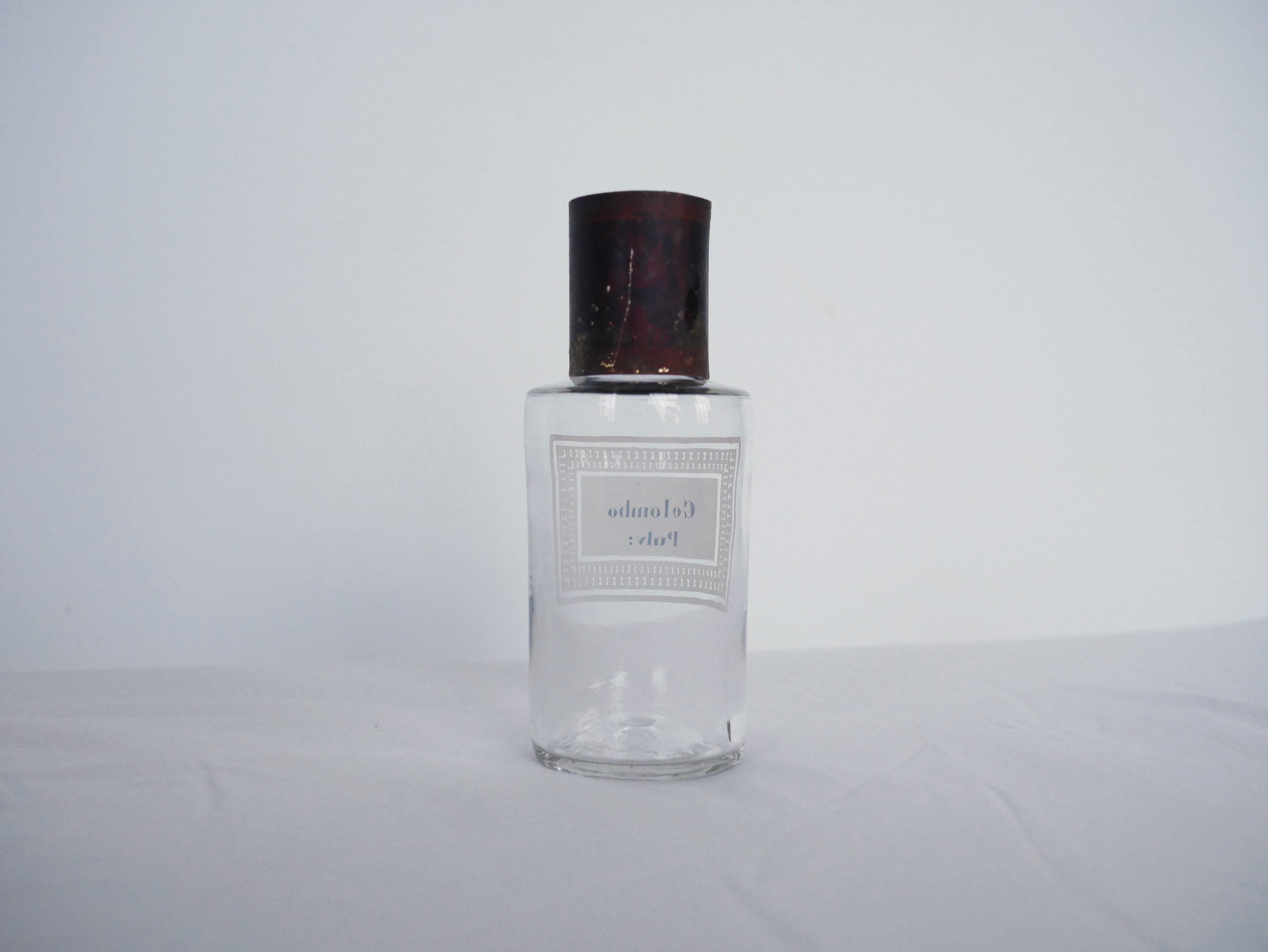 Blown glass apothecary bottle dating from the 1950s. 

Its retro shape gives it a lot of elegance and character. 
Decorative object in the bathroom, on the shelves of the kitchen, living room or those of the bedroom, pharmacy bottles add a little