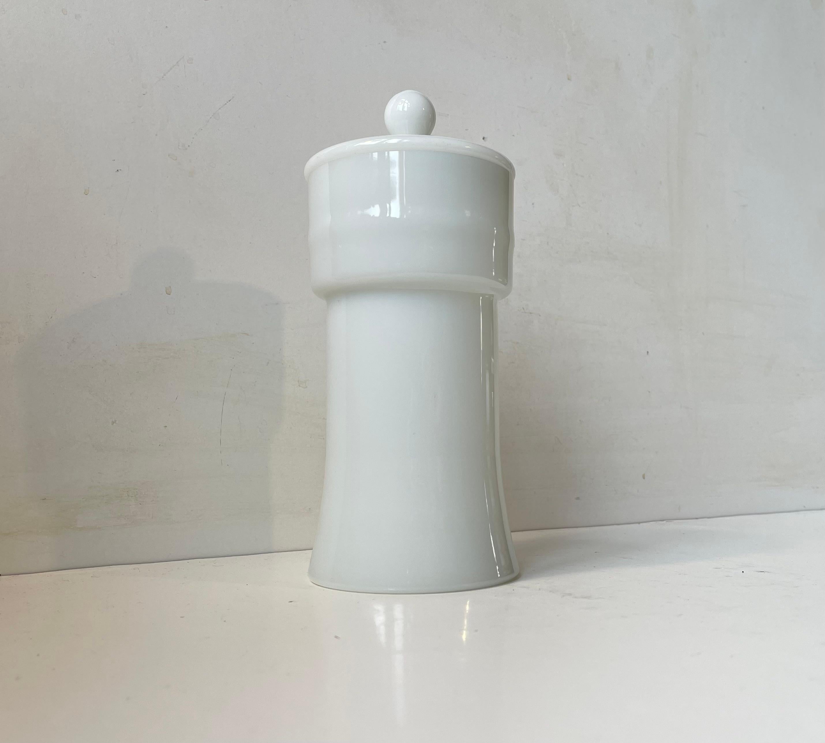 Ein stilvolles und einfaches Apothekergefäß aus weißem Opalglas. Dies ist die große Version mit einer Höhe von 23 cm und einem Durchmesser von 10 cm. Er eignet sich zur Aufbewahrung von Tee, Schokolade, Kaffee etc. Es wurde von Empoli in Italien um