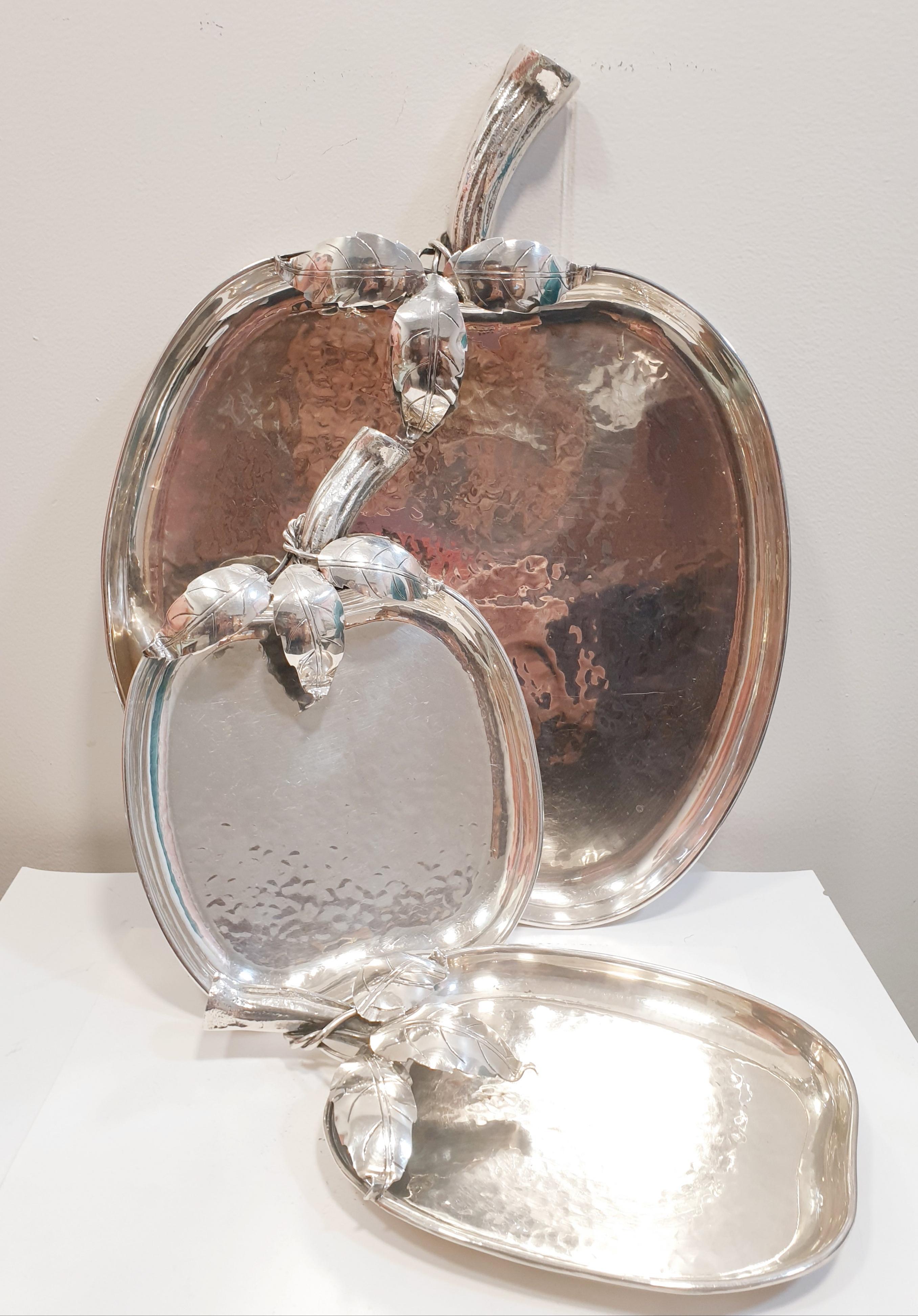 Antique Silver Tray from the 19th Century. The tray simulates an Apple

PRADERA is a second generation of a family run business jewelers of reference in Spain, with a rich track record being official distributers of prime European jewelry brands