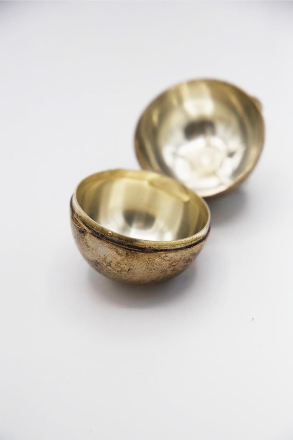 Beautiful gilded metal pill box designed in the 1950s of fine Italian manufacture.
The pill box is small and has a beautiful apple shape, made entirely of light gold-plated metal on the outside, very beautiful.
The inside is also made of gilded