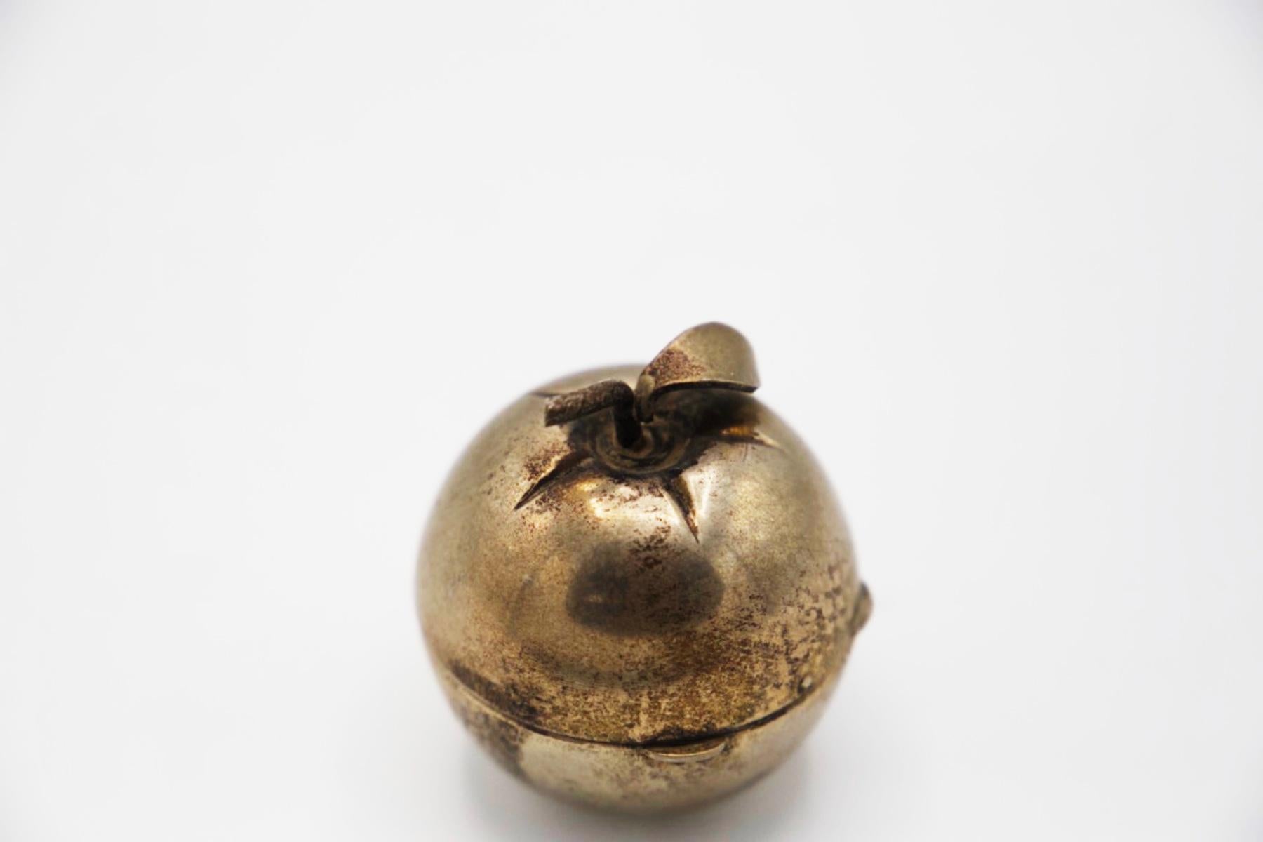 Pillbox aus Gold und Metall in Apfelform (Moderne der Mitte des Jahrhunderts) im Angebot