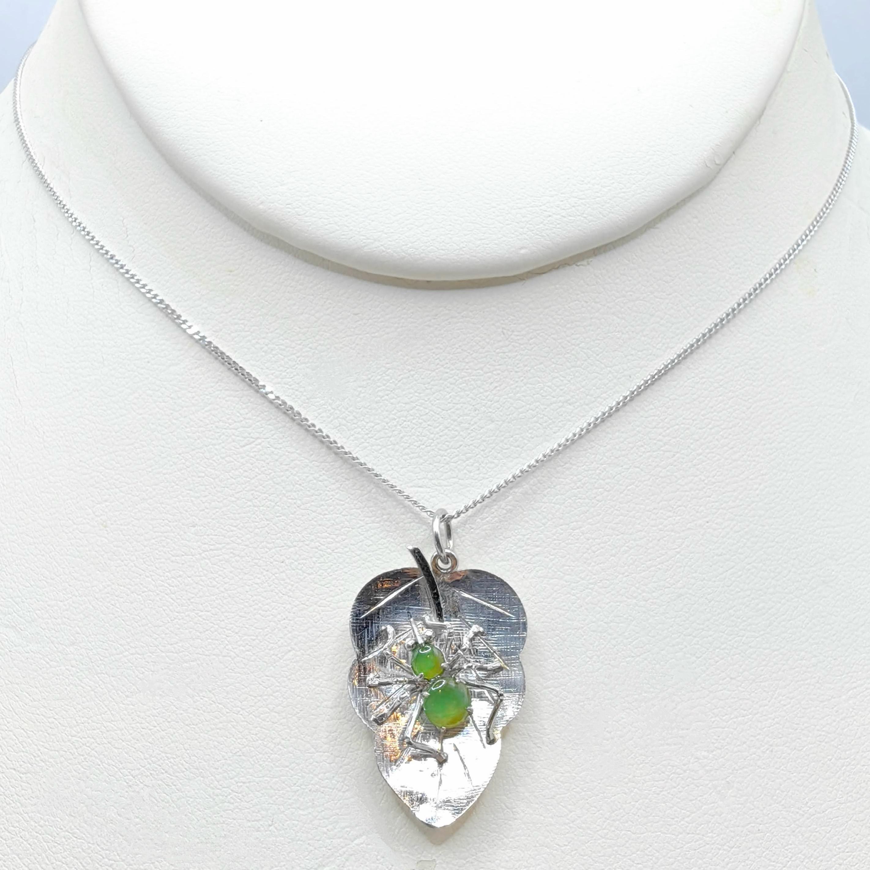 Ti presentiamo il nostro squisito ciondolo vintage in giada birmana verde mela su una foglia in oro bianco 8K, un pezzo incantevole che unisce il fascino della giada birmana al fascino vintage. Realizzato meticolosamente, questo ciondolo mostra un