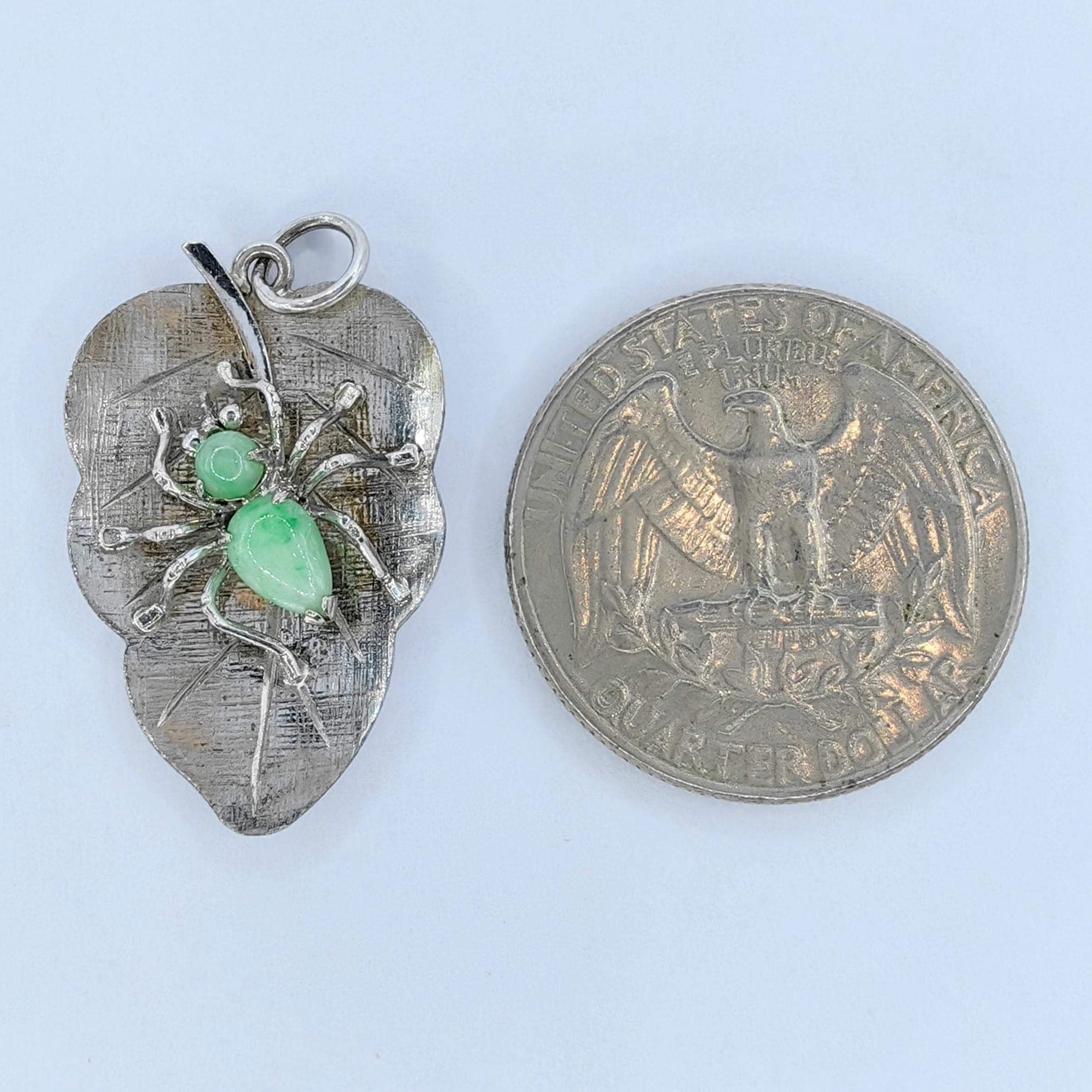 Vintage Apple Green Burmese Jadeite Jade Spider on a Leaf 8K White Gold Pendant In New Condition For Sale In Wan Chai District, HK