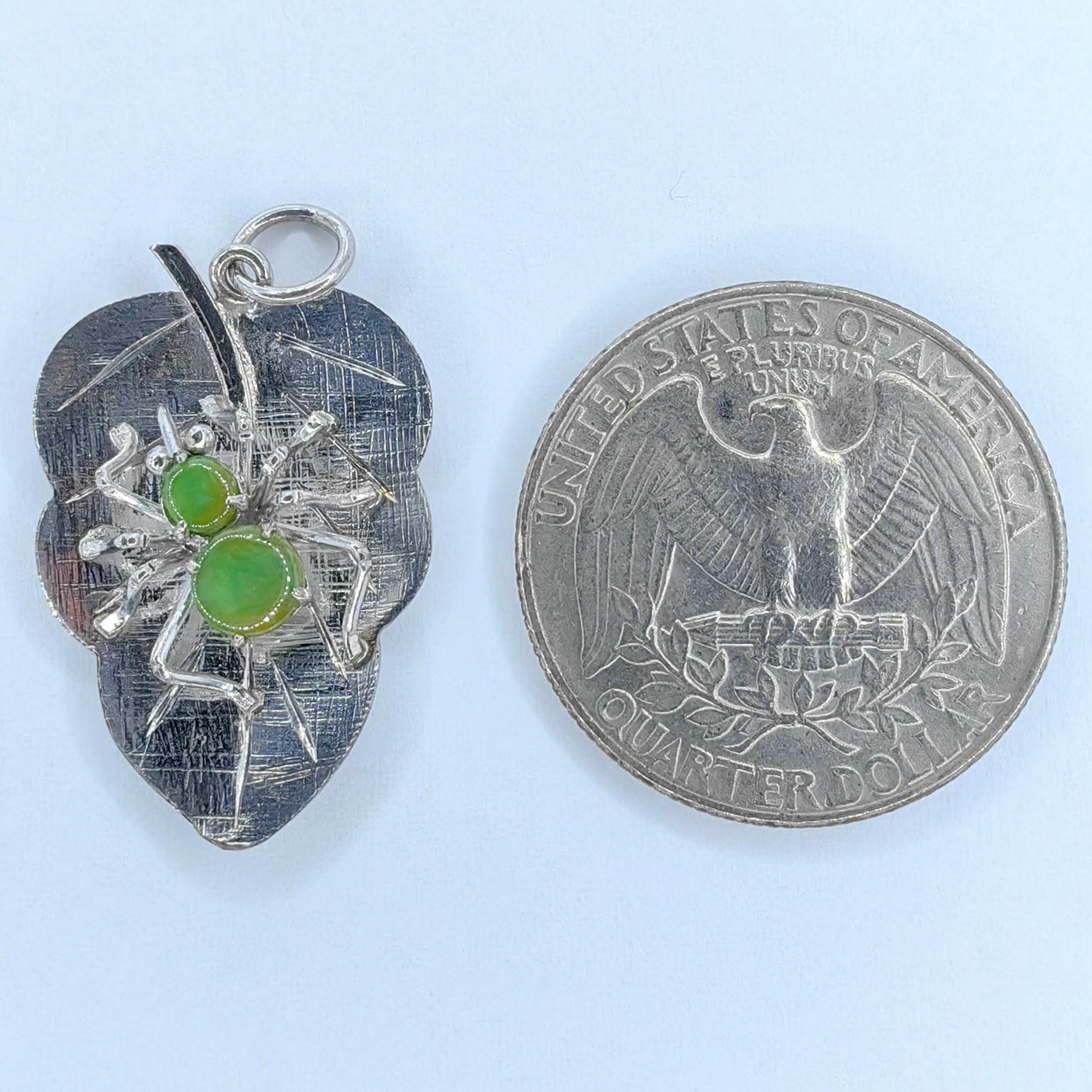 Ciondolo d'epoca in oro bianco 8K con ragno di giadeite birmana verde mela su una foglia in vendita 2