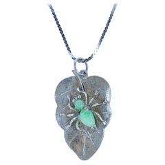 Pendentif vintage araignée en jadéite birmane vert pomme sur feuille en or blanc 8 carats