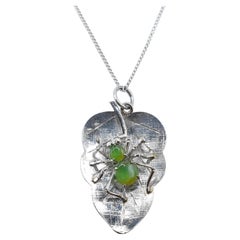Colgante vintage de jadeíta birmana verde manzana sobre una hoja de oro blanco de 8 quilates
