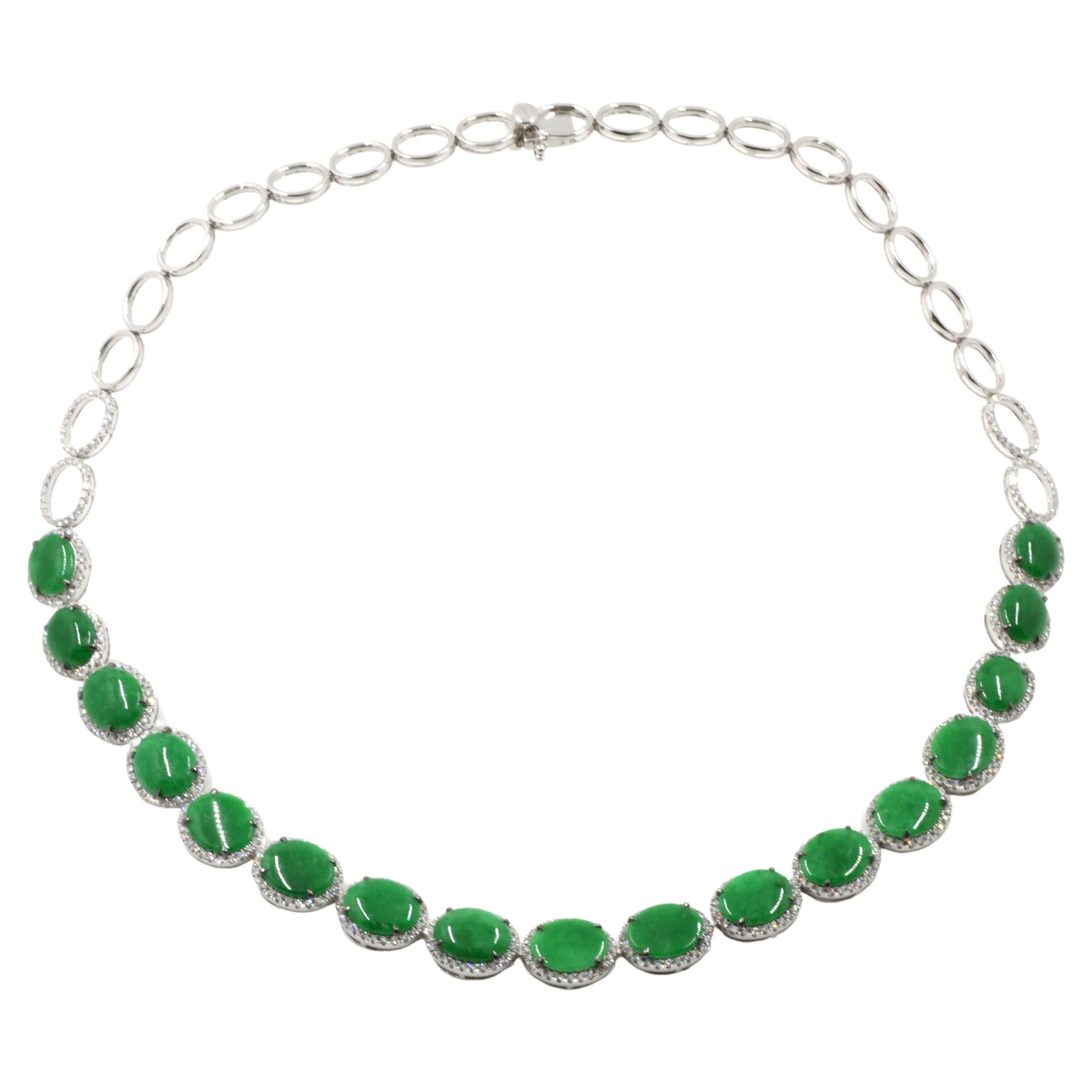 Wir stellen Ihnen unsere exquisite Vintage Apple Green Color Jadeit Burmese Jade und Diamond Choker Halskette in 18 Karat Weißgold vor. Dieses atemberaubende Schmuckstück strahlt Eleganz und Raffinesse aus und fängt die Essenz zeitloser Schönheit