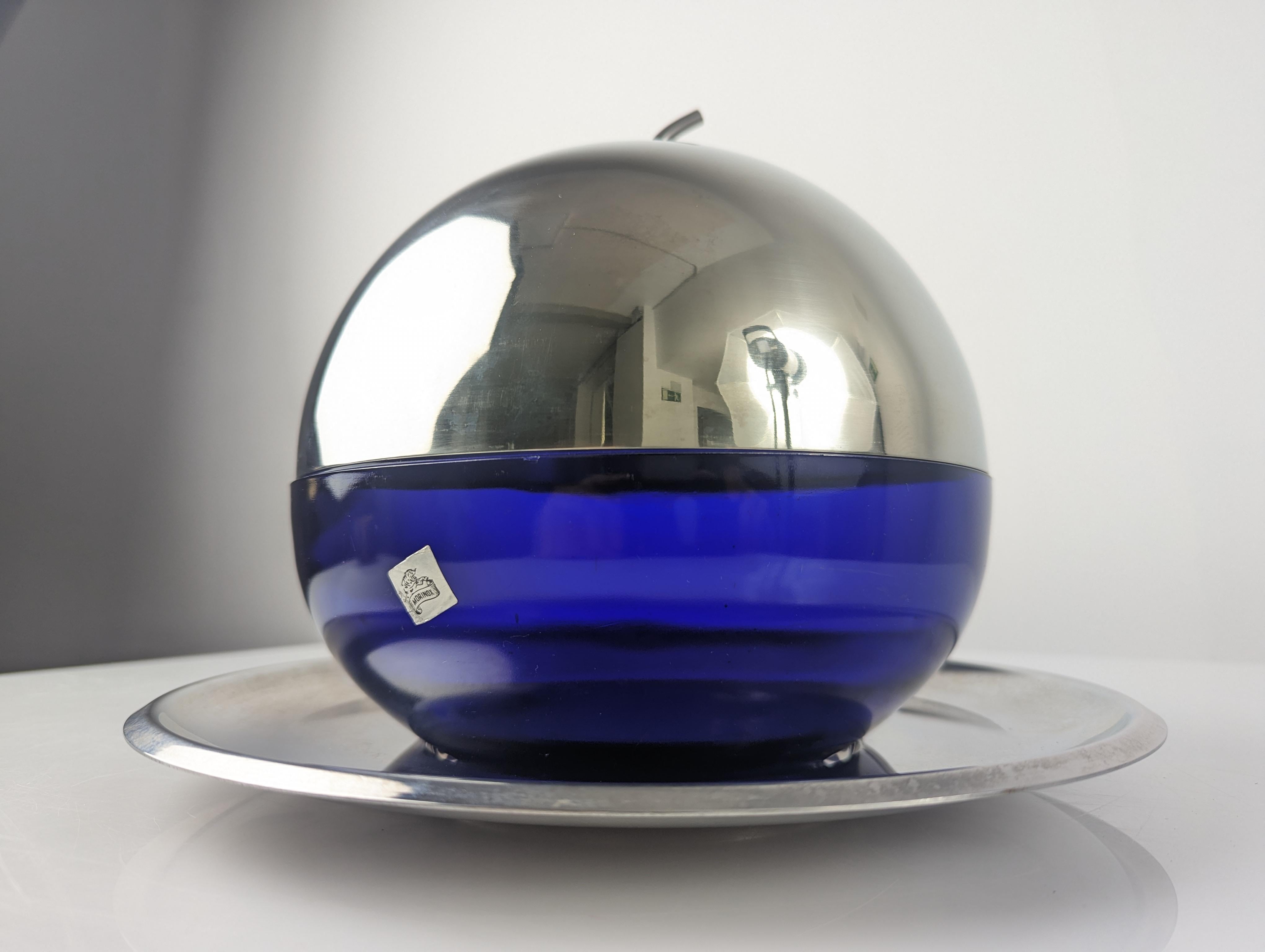 Eleganter Vintage-Eiskübel in Form eines Apfels aus dem 1930 gegründeten Haus Morinox. Hergestellt aus einer luxuriösen Kombination aus blauem Glas und poliertem Stahl.

Abmessungen: 21 cm x 21 cm - Teller: 29 cm.