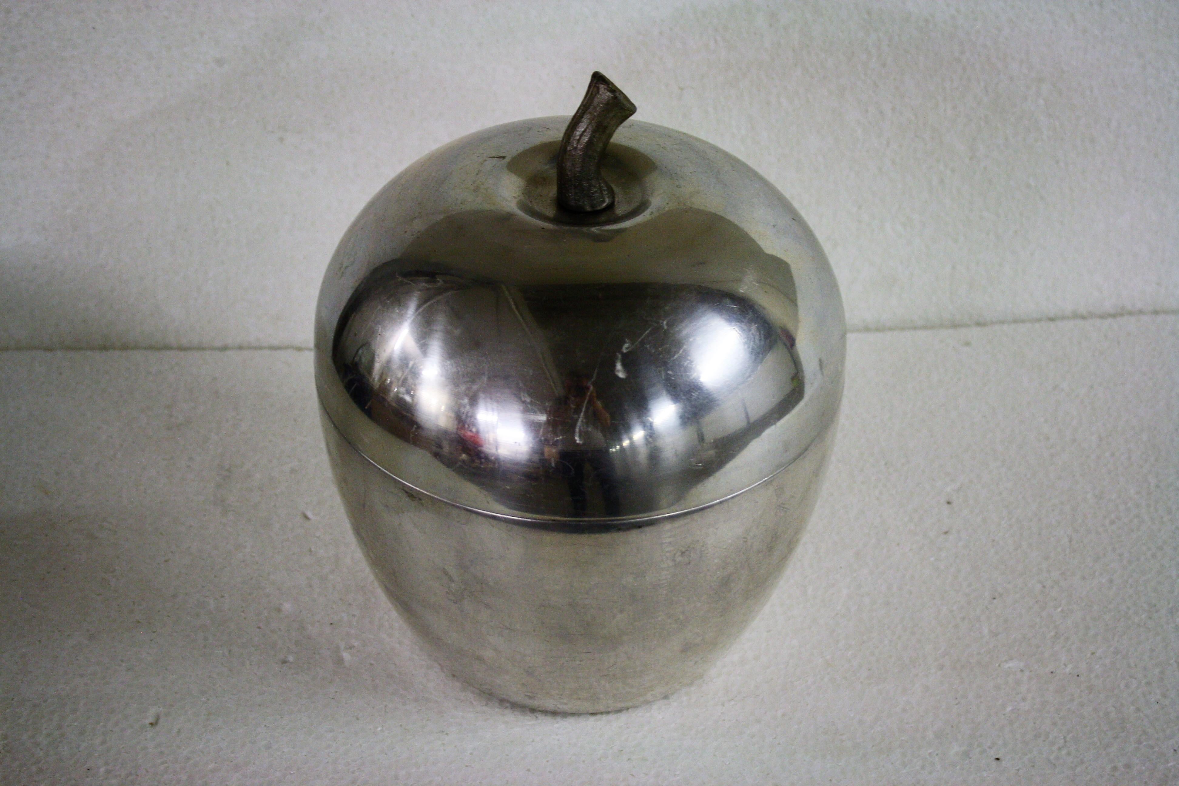 Vintage ice bucket in the shape of an apple.

Made from aluminum and plastic.

Stamped 'Made in Italy' at the bottom.

Good condition, no dents, only slight scratches.

Italy, 1970s.

Measure: Height 30 cm/11.81