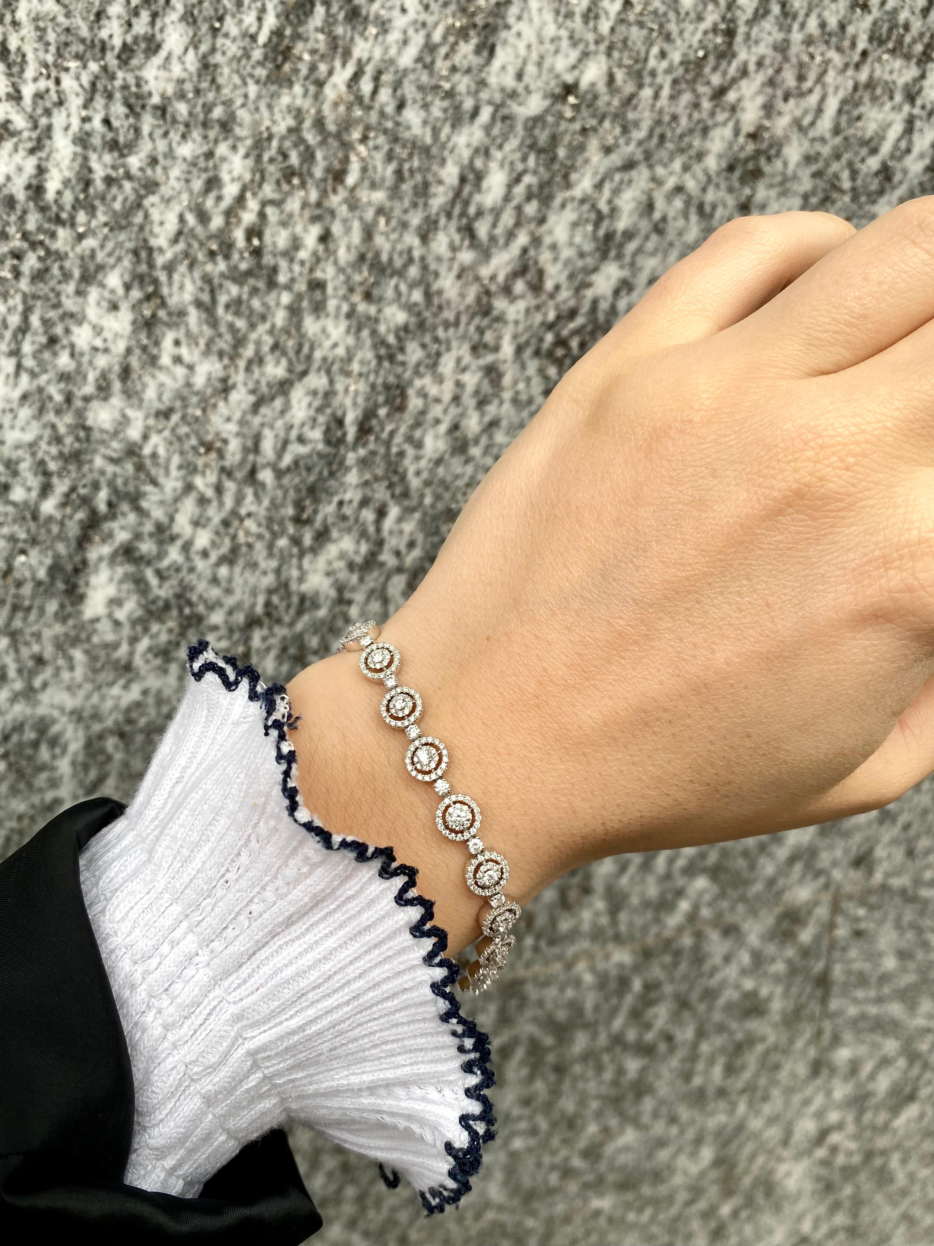 Very elegant and nice Vintage 18k white gold Diamond bracelet. 
The total weight of full-cut diamonds is approximately 4.00 Carats (G colour - Vs clarity). 

Length: 17,5 cm. 

Weight: 16,2 grams. 