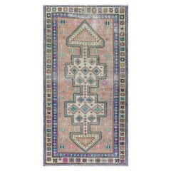 Persischer Hamadan-Teppich aus getragener Wolle, Vintage, Apricot mit buntem Pop of Color, handgeknüpft