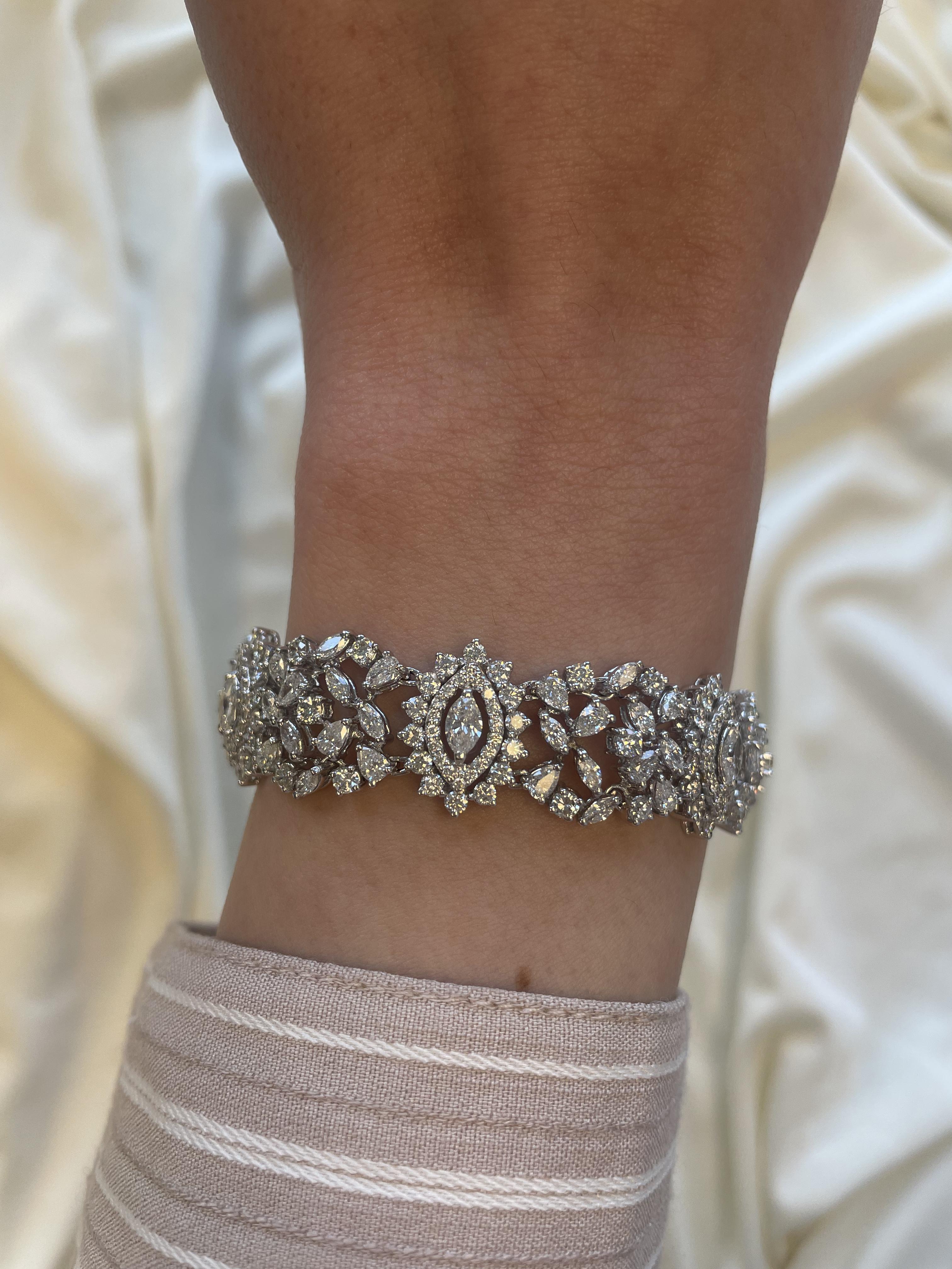 Exquis bracelet vintage multi diamants. Circa ann�ées 80. 
Environ 13,83 carats de diamants de taille marquise, poire et ronde. Couleur G-J et pureté VS2-SI2. Or blanc 18 carats, 35,17 grammes, 7 pouces.
Sur demande, une évaluation numérique