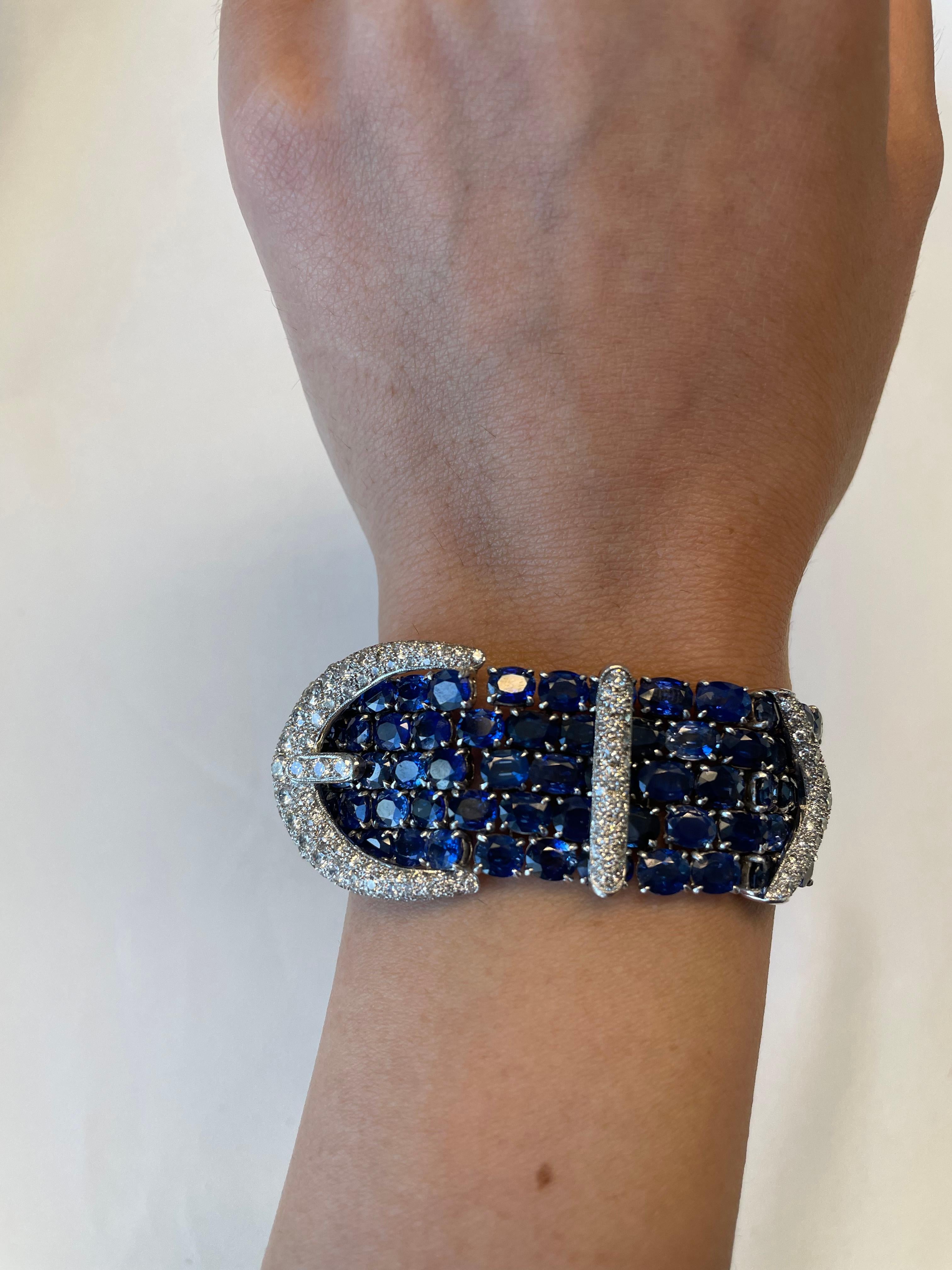 Sensationelles Saphir- und Diamantarmband mit Schnalle im Vintage-Stil, ca. 1980er Jahre. 
Ungefähr 57.50 Karat Gesamtgewicht.
180 ovale Saphire, etwa 54 Karat, Hitze. Ungefähr 3,50 Karat runde Diamanten, Farbe G/H und Reinheit VS2/SI1. Weißgold, 7