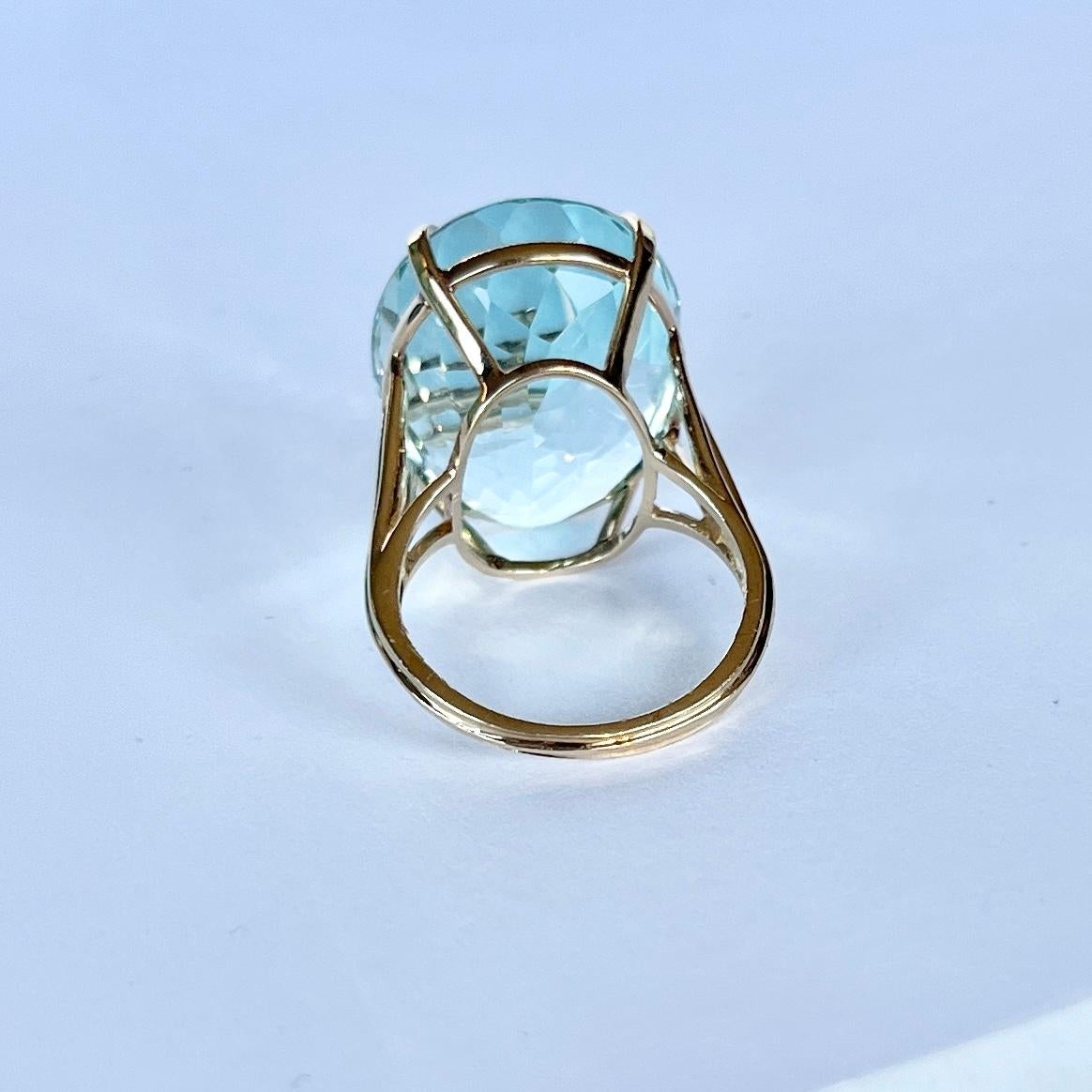 En el centro de este maravilloso anillo hay una brillante piedra de color aguamarina. La piedra aguamarina mide aproximadamente 30 ct y es muy brillante. Viene con la documentación original que acompañaba al artículo cuando se compró en