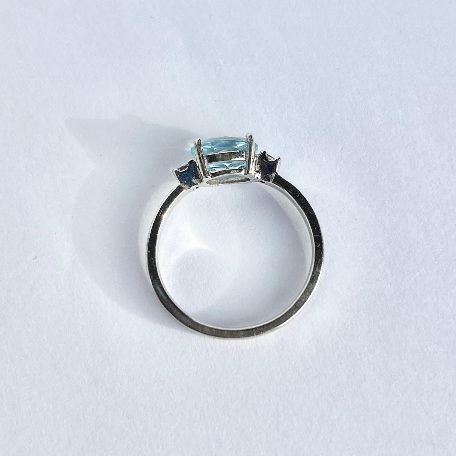 Vintage Aqua and 18 Carat White Gold Solitaire Ring In Good Condition For Sale In Chipping Campden, GB