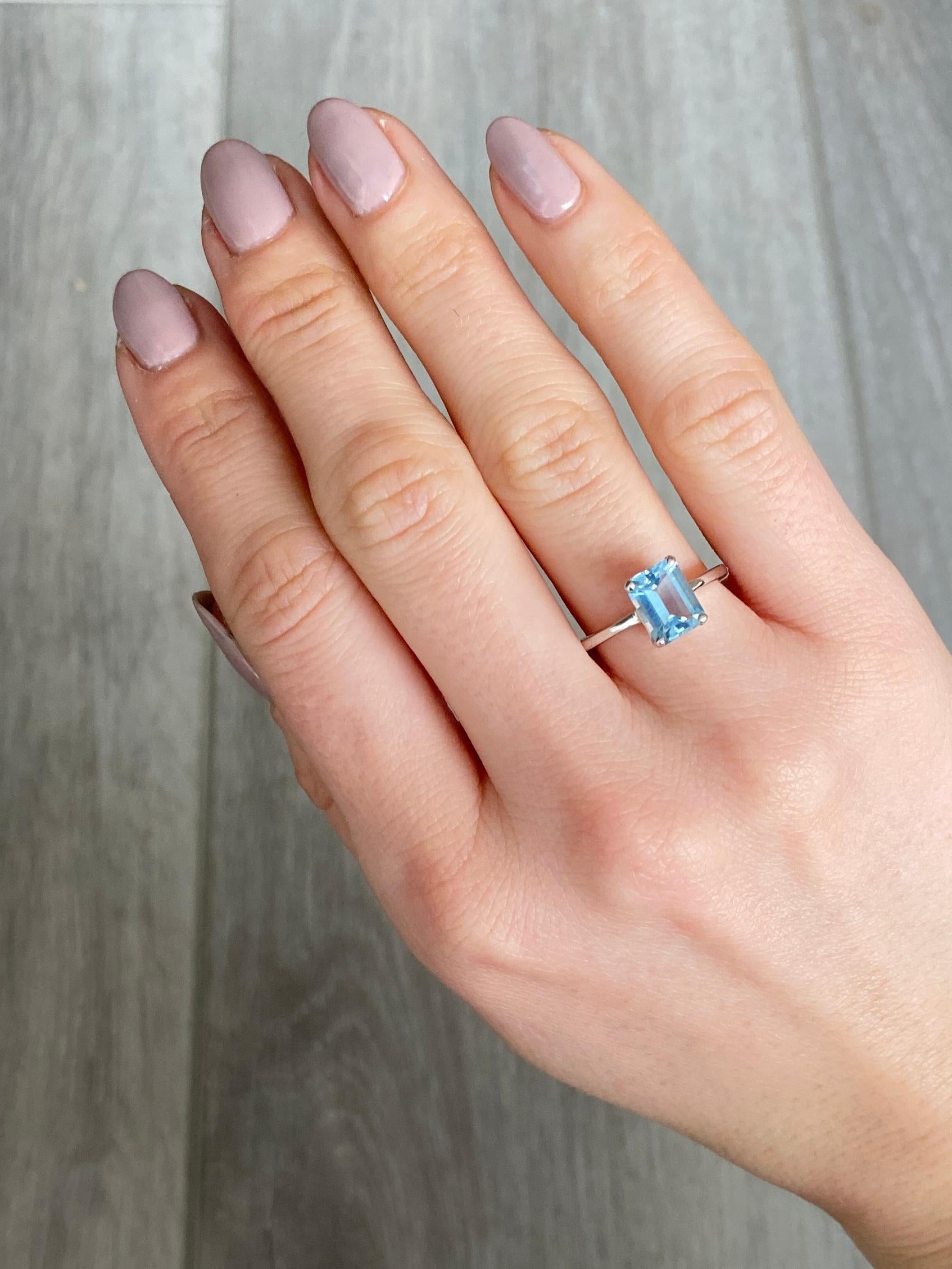 Vintage Aqua and 9 Carat Gold Solitaire Ring In Good Condition For Sale In Chipping Campden, GB