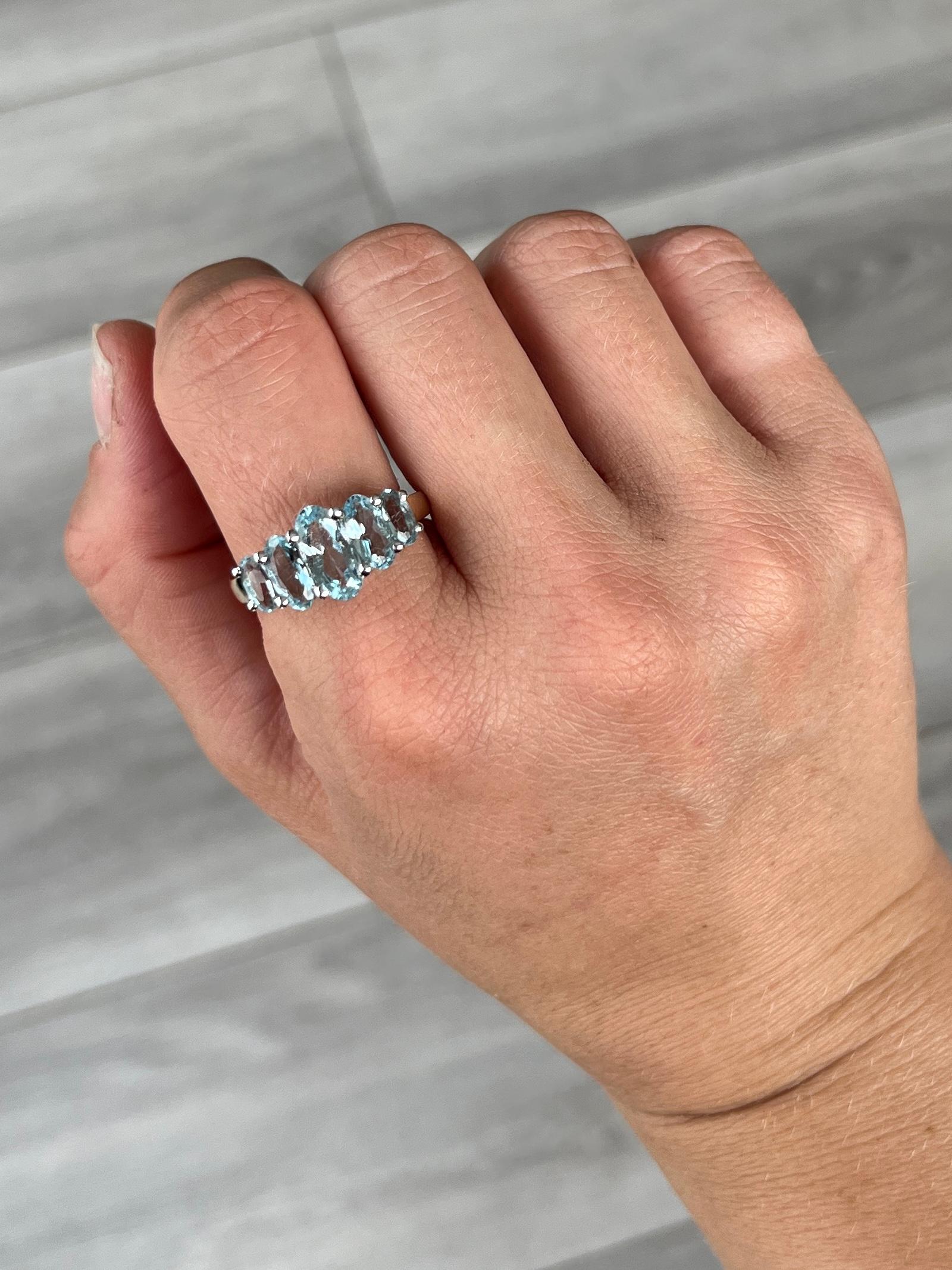 Round Cut Vintage Aqua and 9 Carat Gold Three-Stone Ring For Sale
