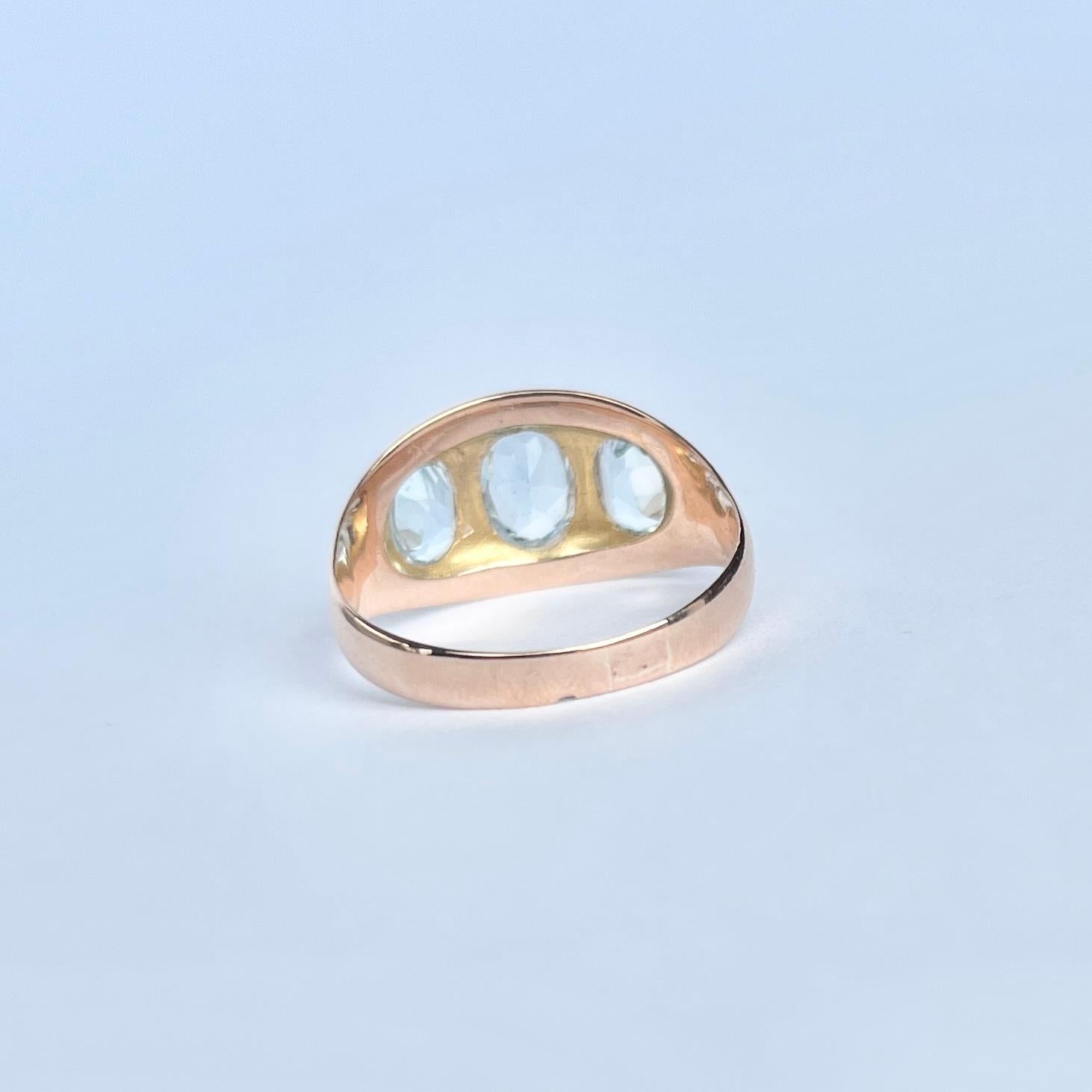 Vintage-Ring aus 9 Karat Roségold mit Aquamarin und drei Steinen im Zustand „Gut“ im Angebot in Chipping Campden, GB