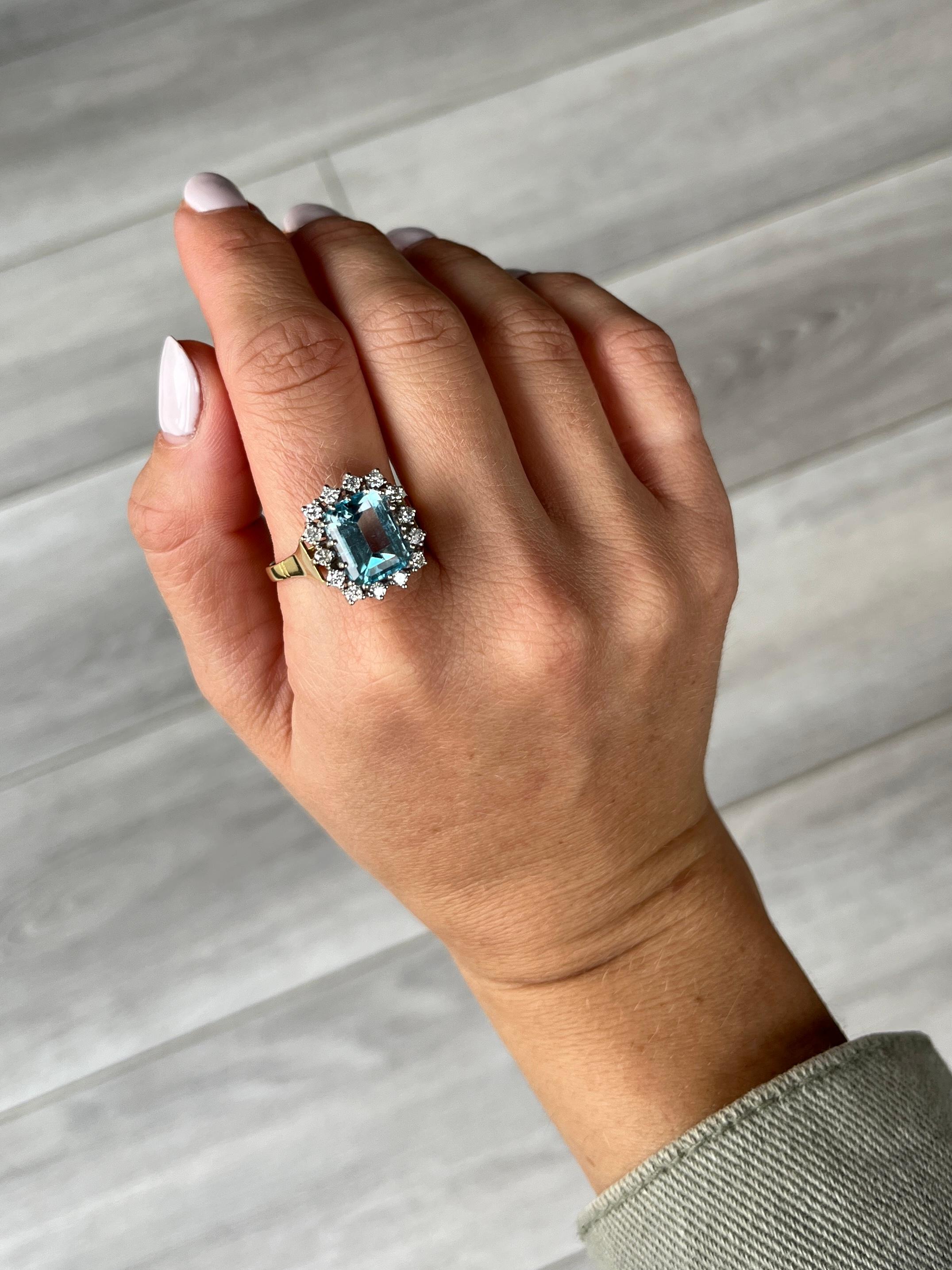 Vintage-Cluster-Ring aus 18 Karat Gold und Platin mit Aqua und Diamanten (Smaragdschliff) im Angebot