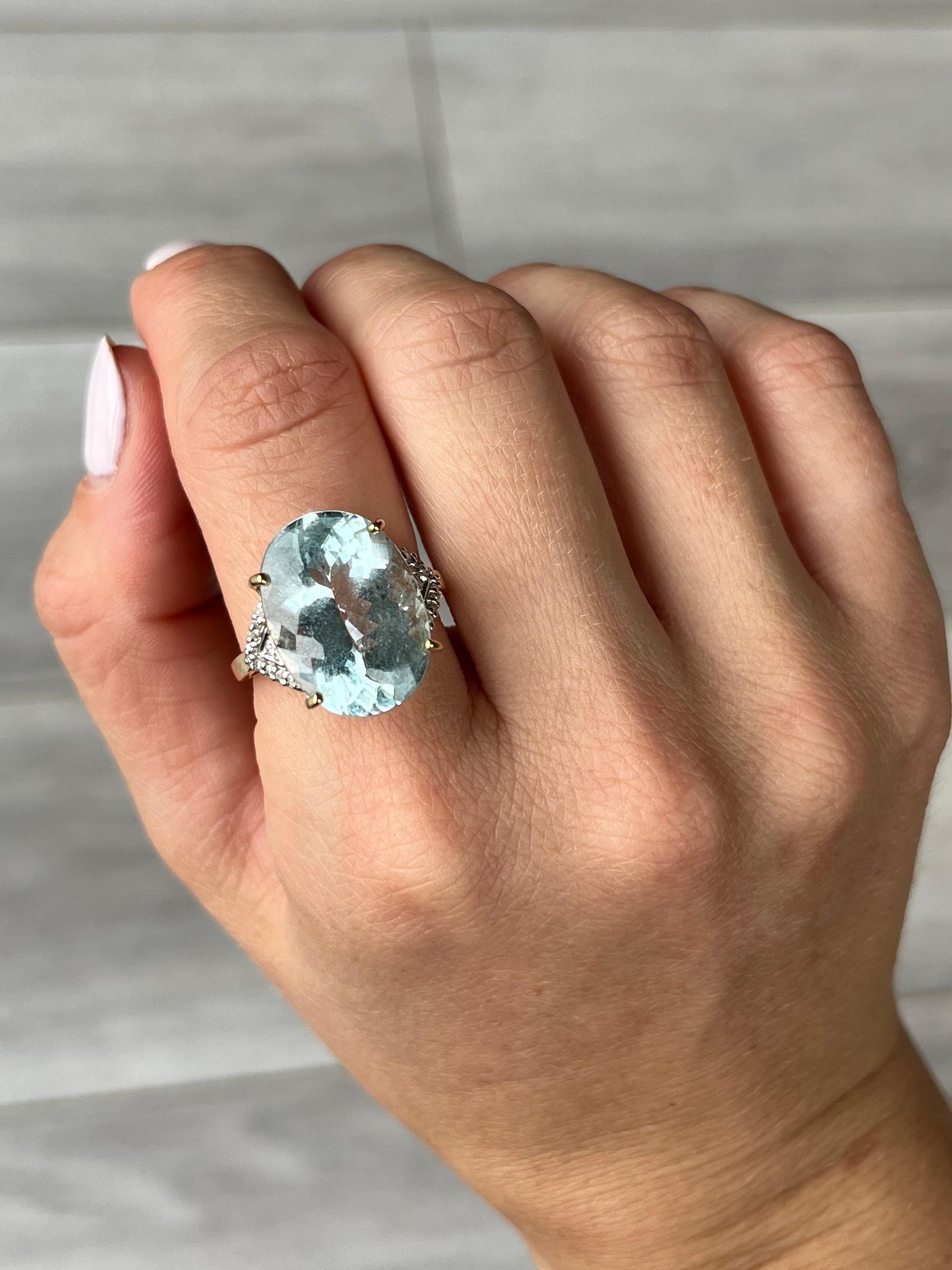 Vintage Aqua and Diamond 18 Carat Gold and Platinum Cocktail Ring In Good Condition For Sale In Chipping Campden, GB