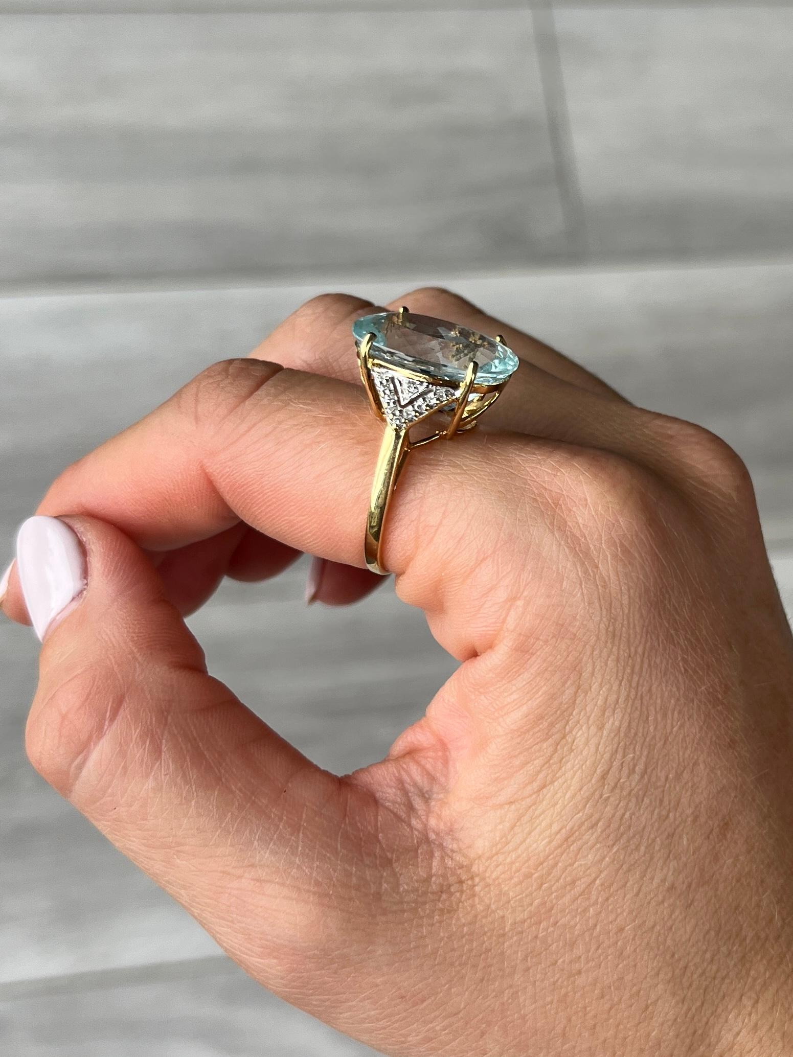 Women's Vintage Aqua and Diamond 18 Carat Gold and Platinum Cocktail Ring For Sale