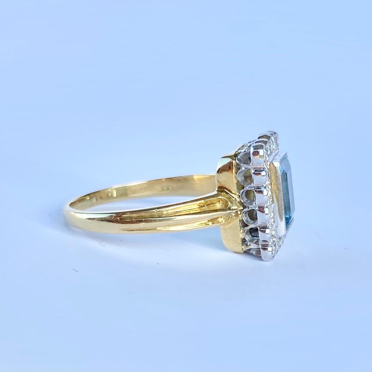 Vintage Aquamarine and Diamond 18 Carat Gold Cluster Ring In Good Condition For Sale In Chipping Campden, GB