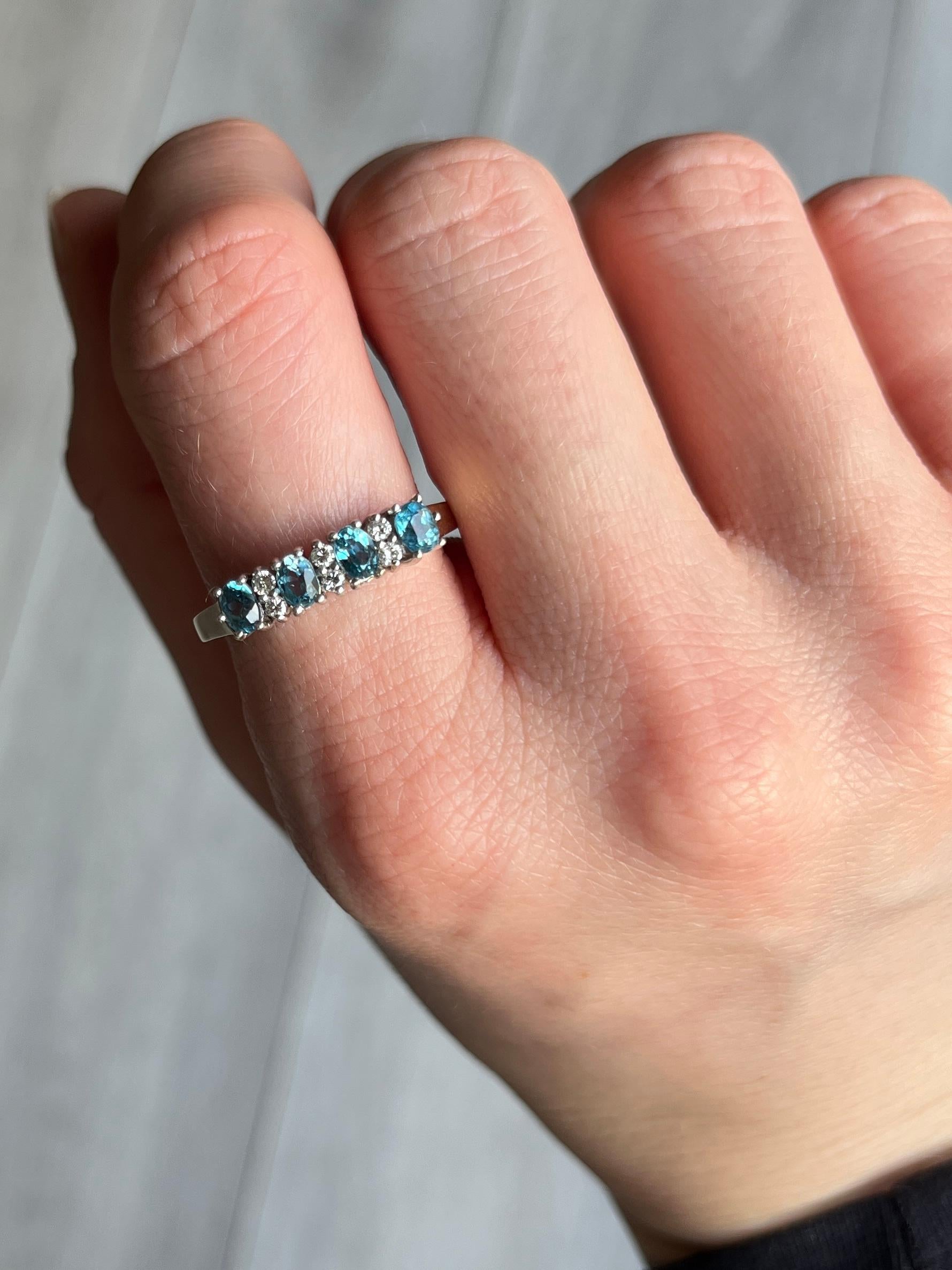 Vintage Aqua and Diamond 9 Carat Gold Four-Stone Ring In Good Condition For Sale In Chipping Campden, GB