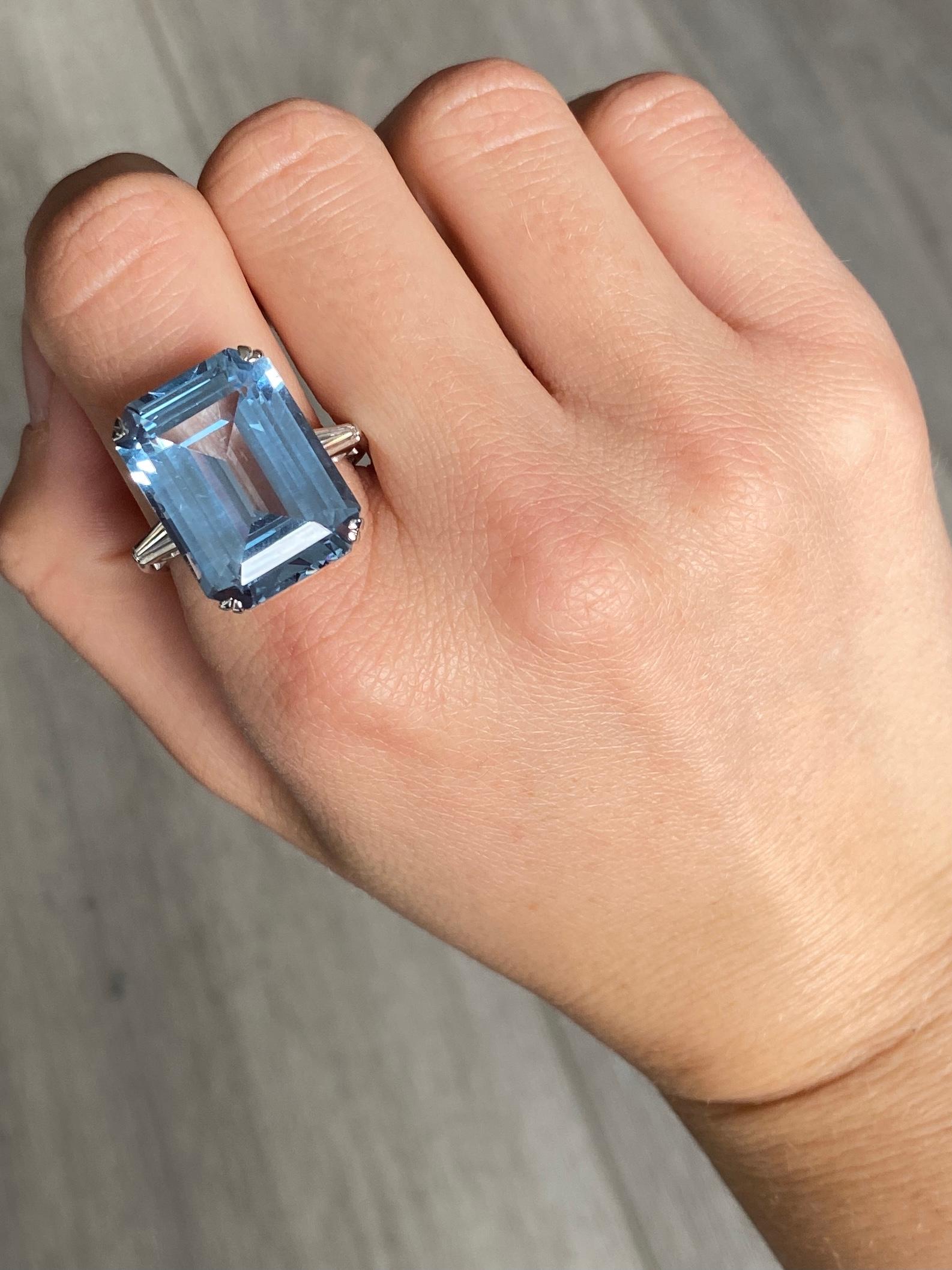Vintage Aqua and Diamond Platinum Cocktail Ring In Good Condition In Chipping Campden, GB