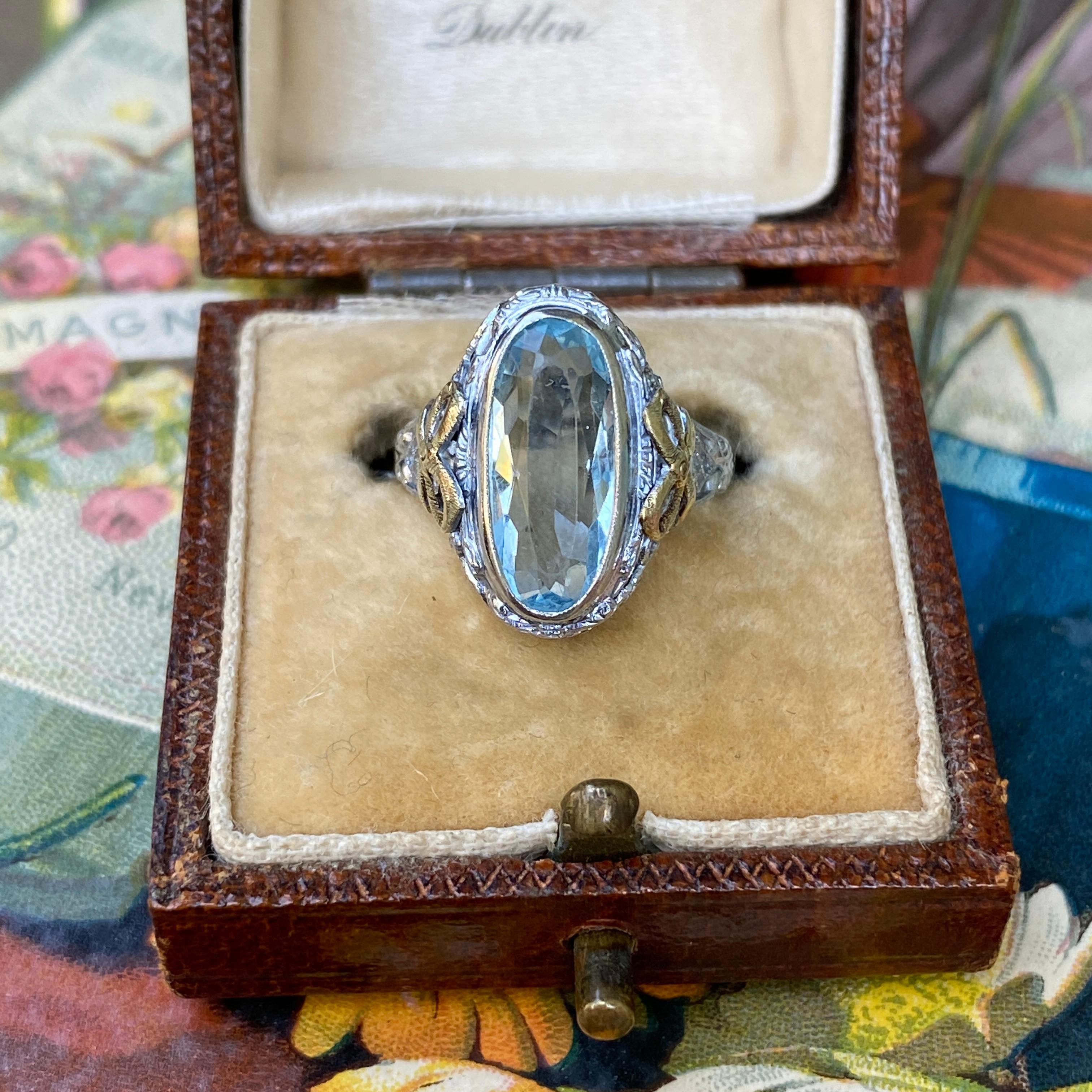 Vintage Aquamarine 14K Two-Tone Ribbon Filigree Ring In Good Condition For Sale In Scotts Valley, CA