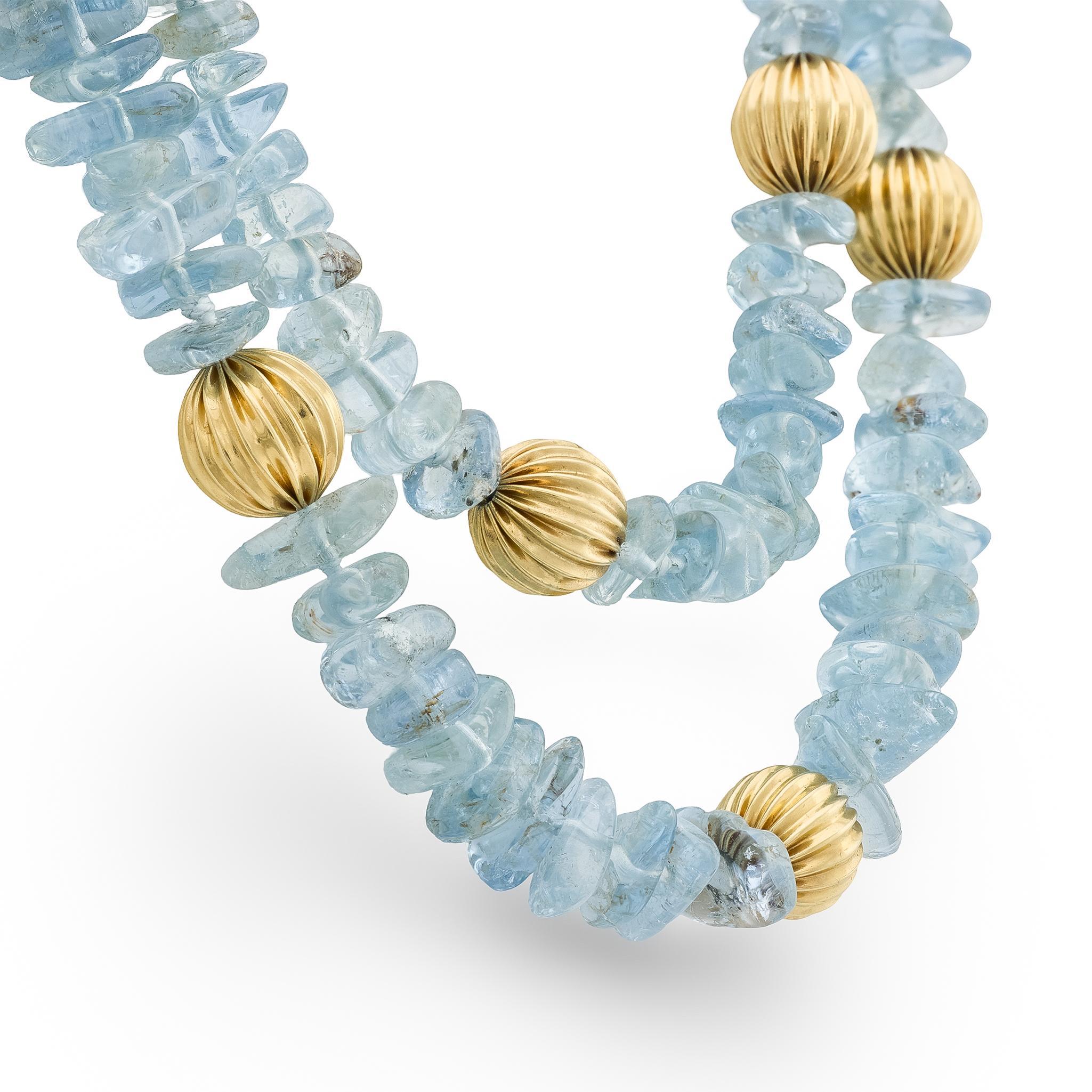 Diese Vintage-Halskette aus den 1970er Jahren zeigt zahlreiche Aquamarin-Perlen in freier Form, deren kühle Blautöne durch reichhaltiges 14-karätiges Gelbgold wunderbar ergänzt werden. Mit einer Länge von 36 Zoll und einem beträchtlichen Gewicht ist