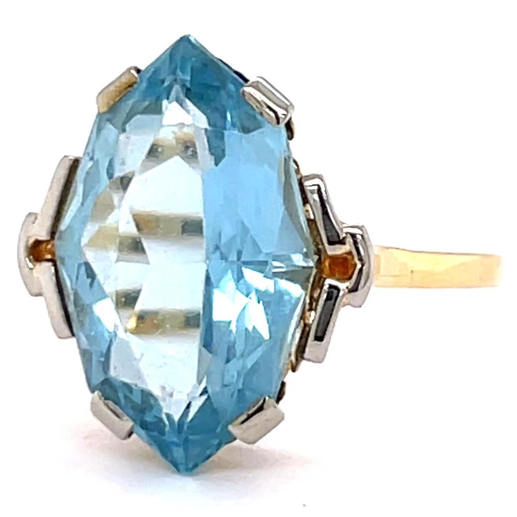 Vintage Aquamarine 18K Gold Solitaire Cocktail Ring In Excellent Condition In Beverly Hills, CA