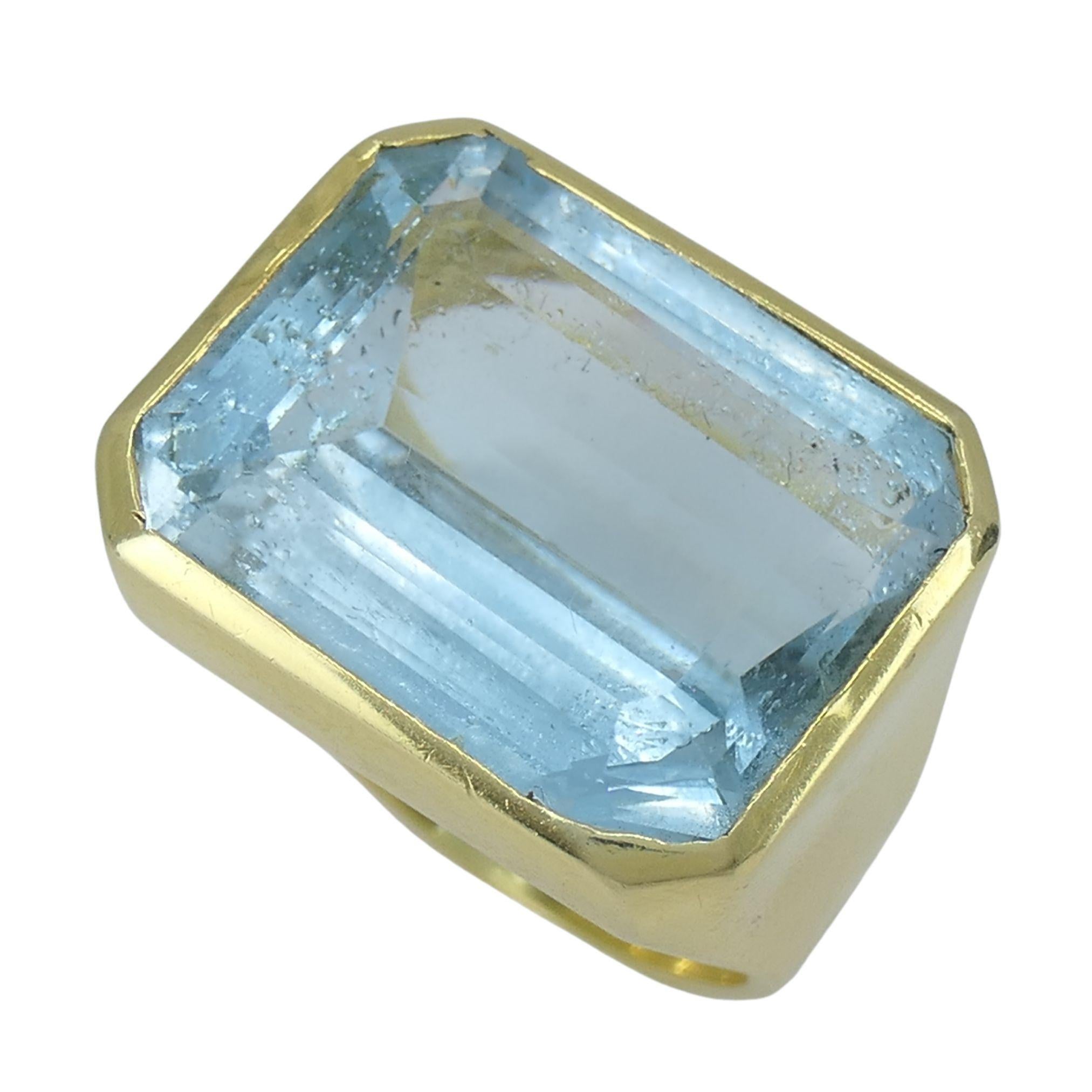 Vintage Aquamarine 18k Yellow Gold Cocktail Ring For Sale