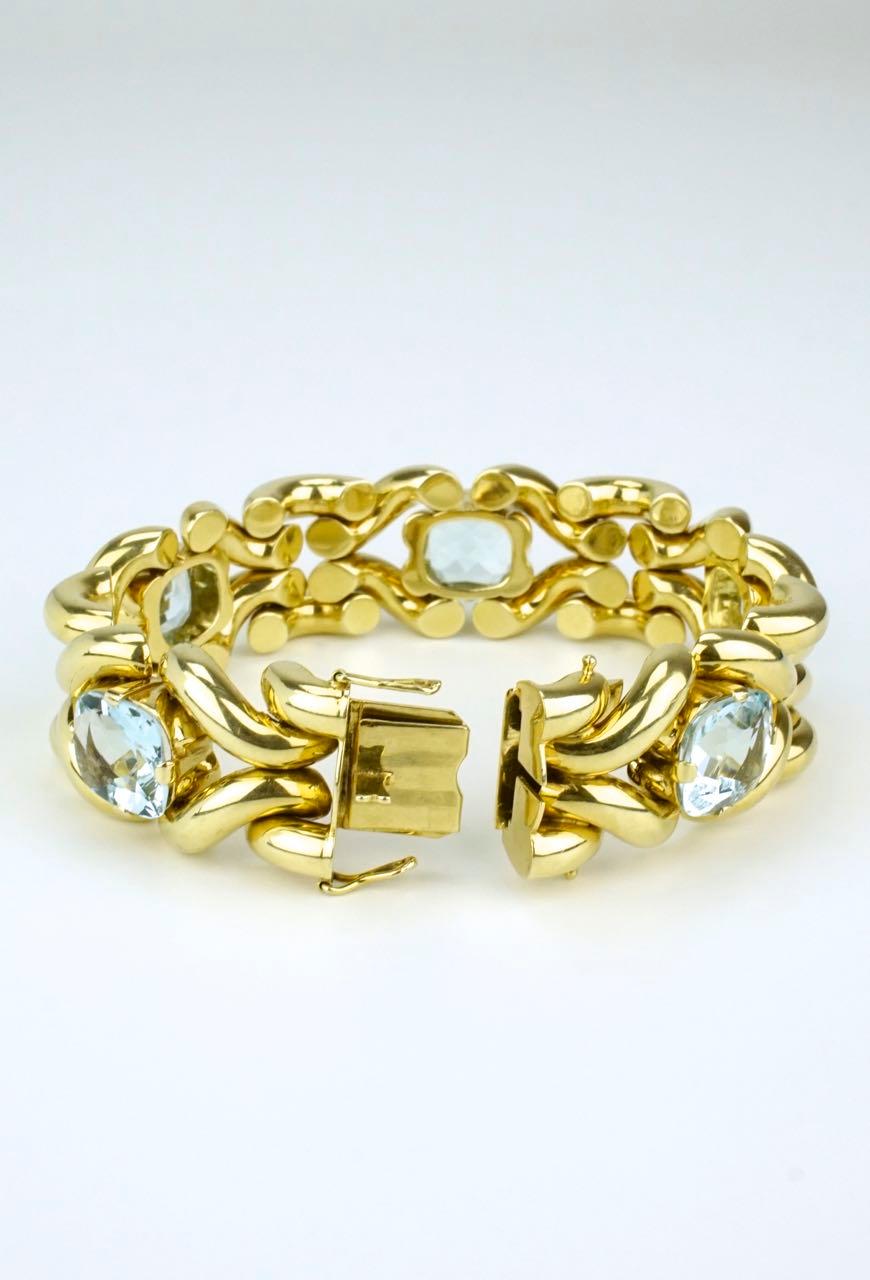 Vintage Aquamarine and 14 Karat Yellow Gold Fancy Link Knot Bracelet, 1960s In Good Condition For Sale In Sydney, NSW