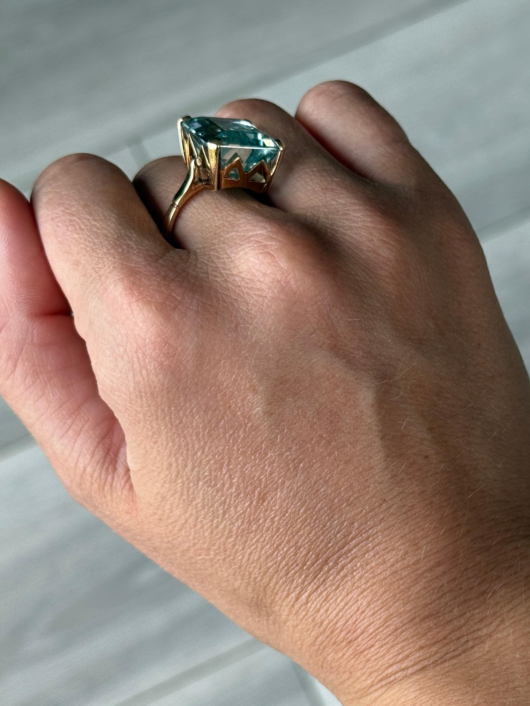 Anillo de cóctel vintage de aguamarina y oro de 15 quilates Corte esmeralda en venta