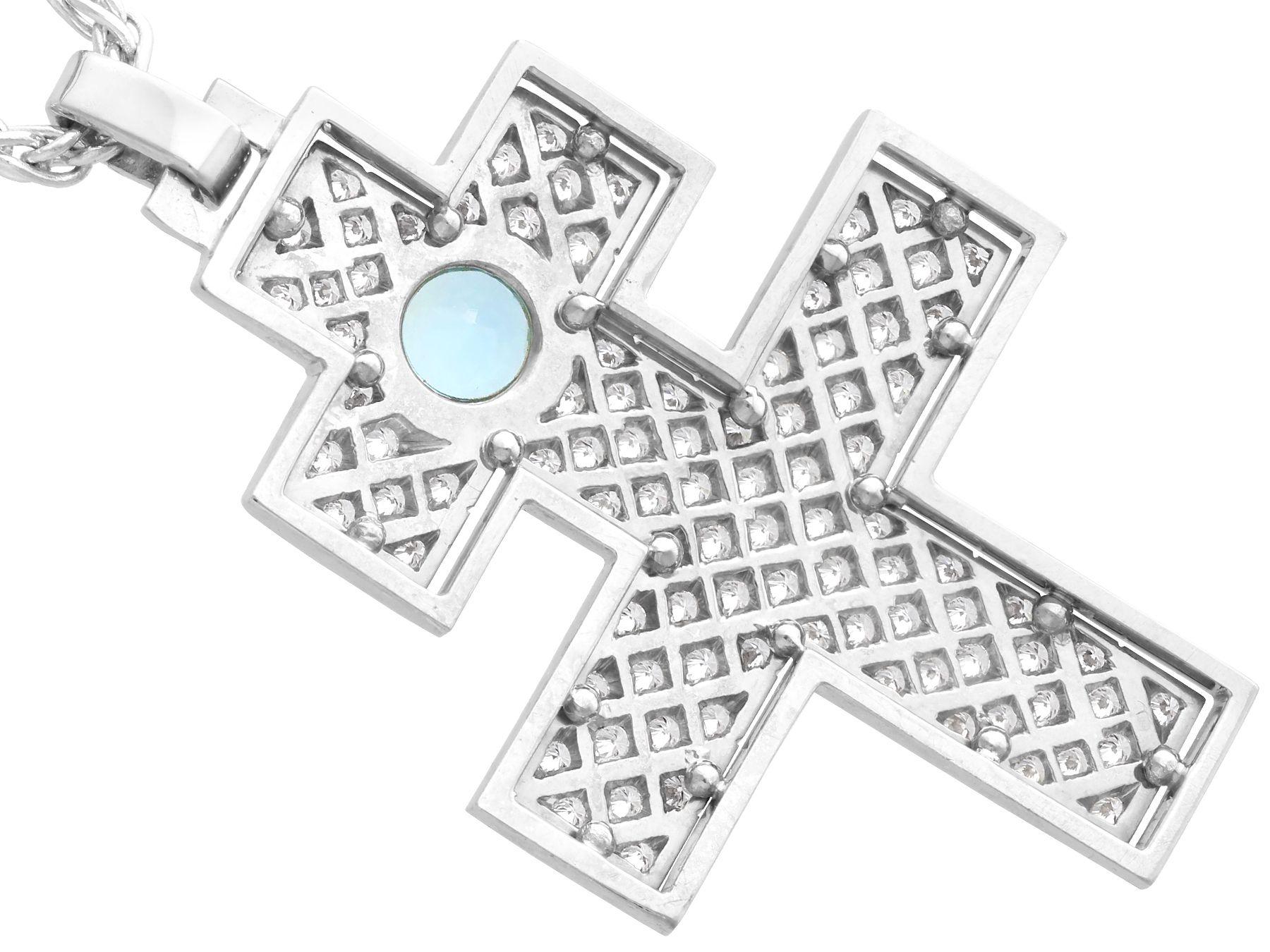 Pendentif croix vintage en or blanc avec aigue-marine et diamants 1,55 carat  Unisexe en vente